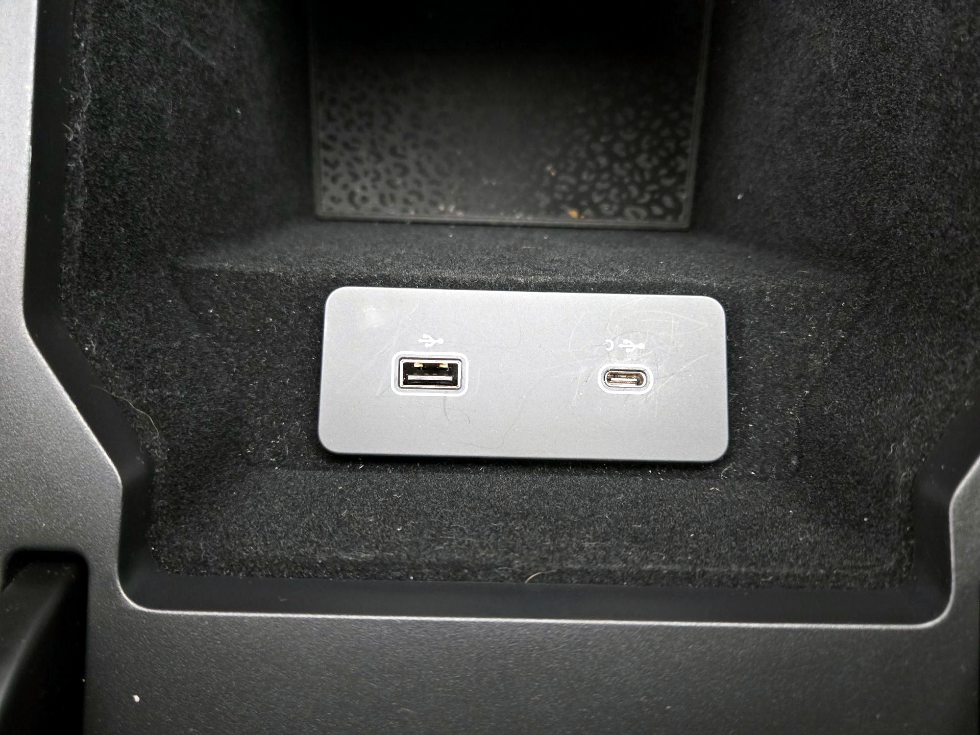 Thumbnail: 2021 Jaguar E-Pace - 19