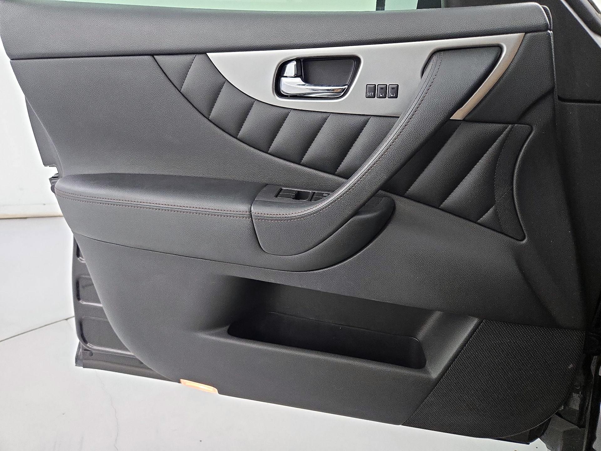 Thumbnail: 2016 INFINITI QX70 - 12