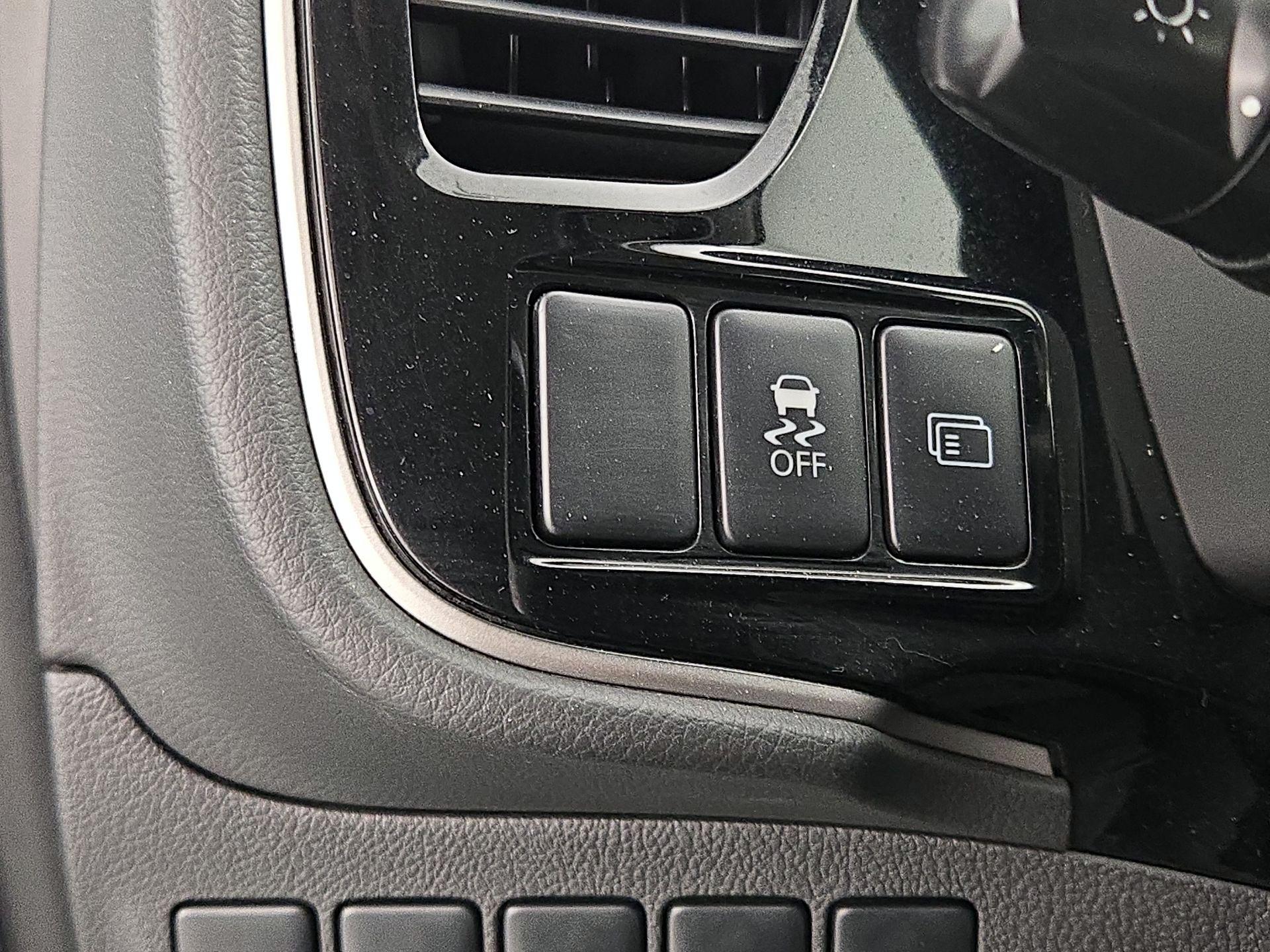 Thumbnail: 2014 Mitsubishi Outlander - 13