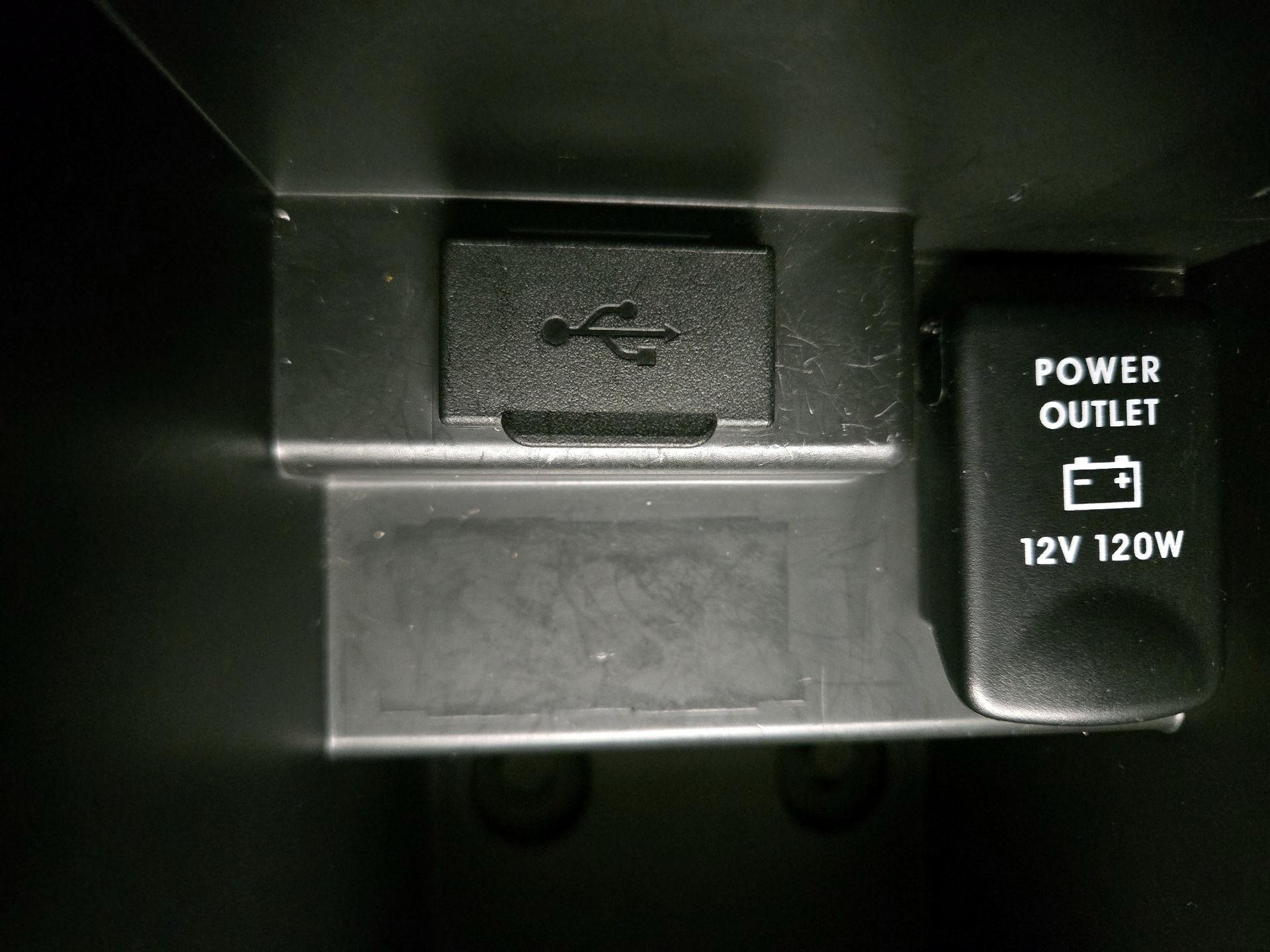 Thumbnail: 2014 Mitsubishi Outlander - 17