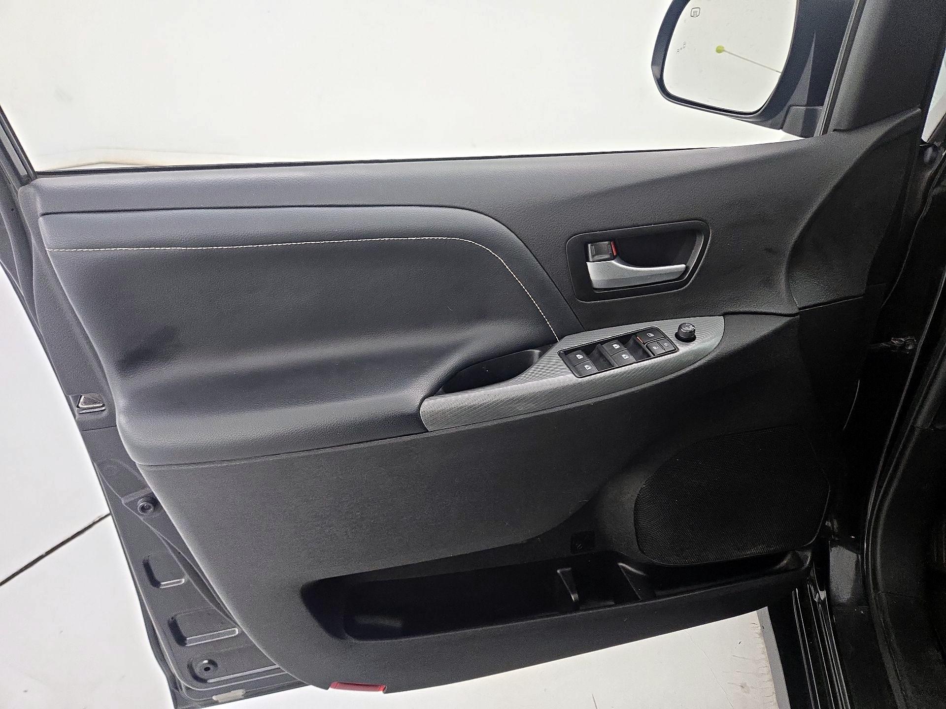 Thumbnail: 2016 Toyota Sienna - 12