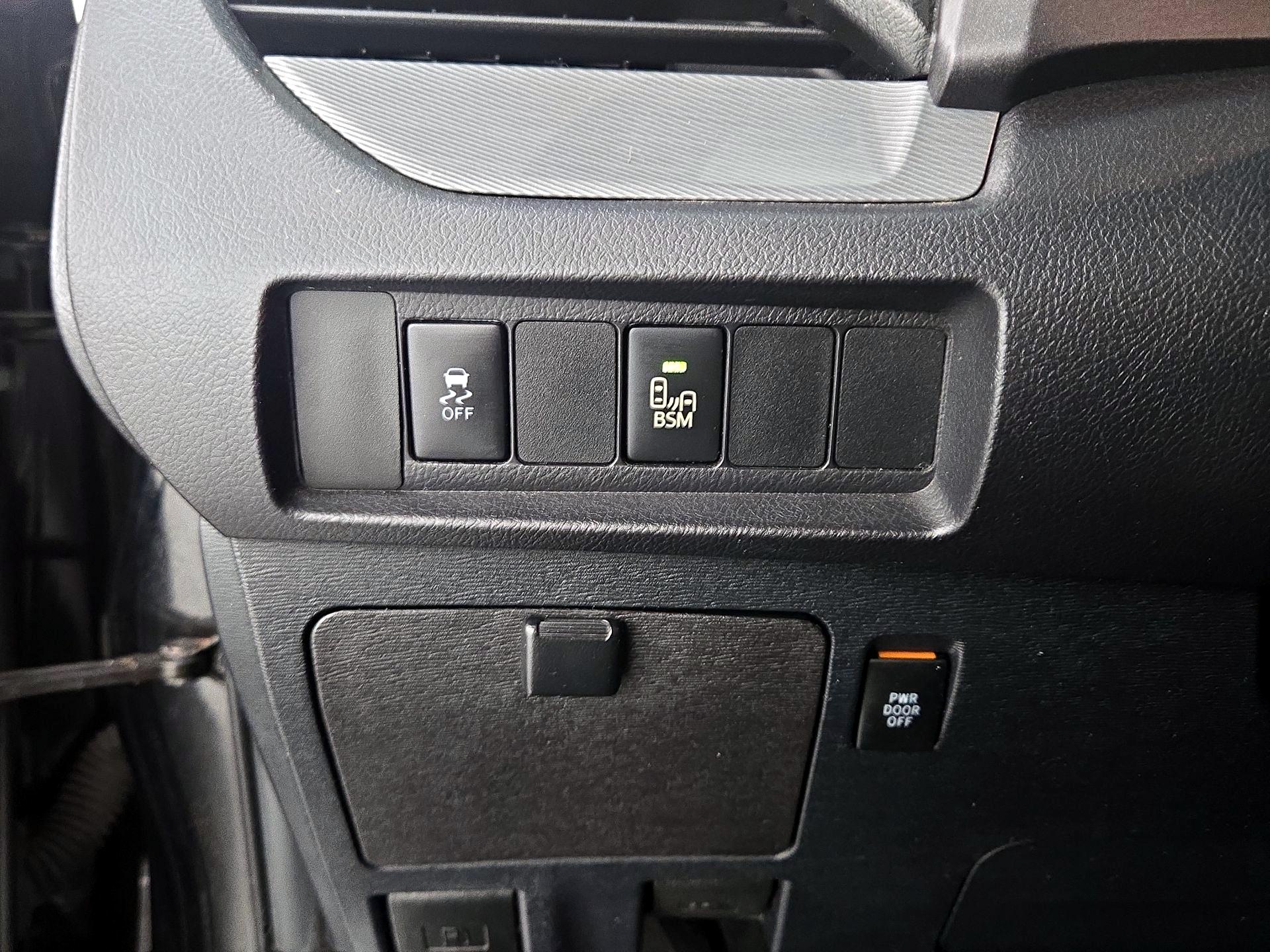 Thumbnail: 2016 Toyota Sienna - 13