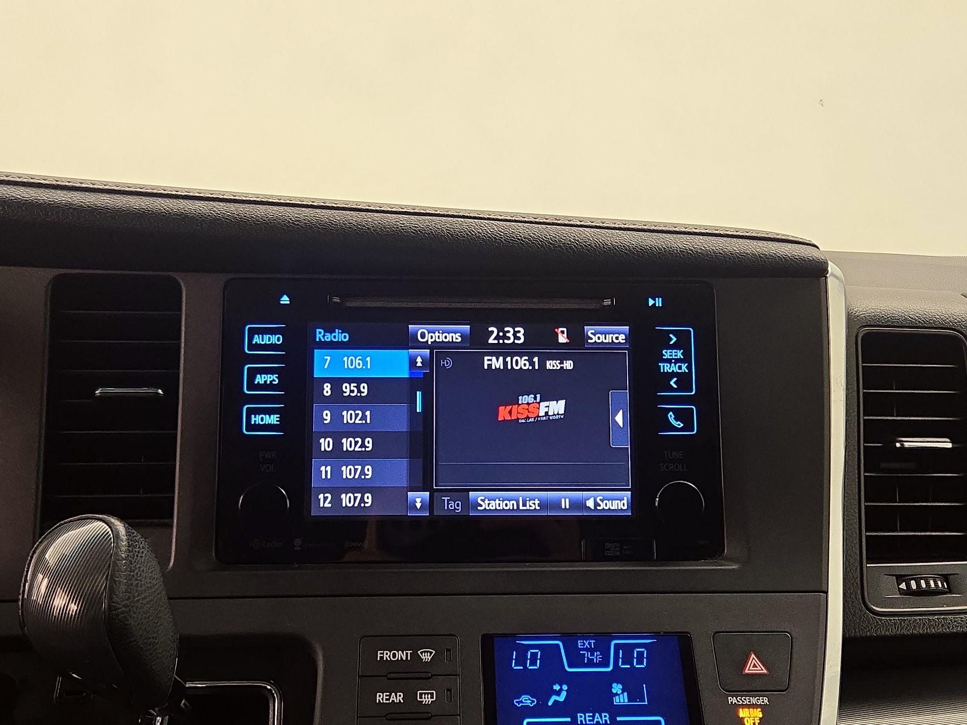 Thumbnail: 2016 Toyota Sienna - 16