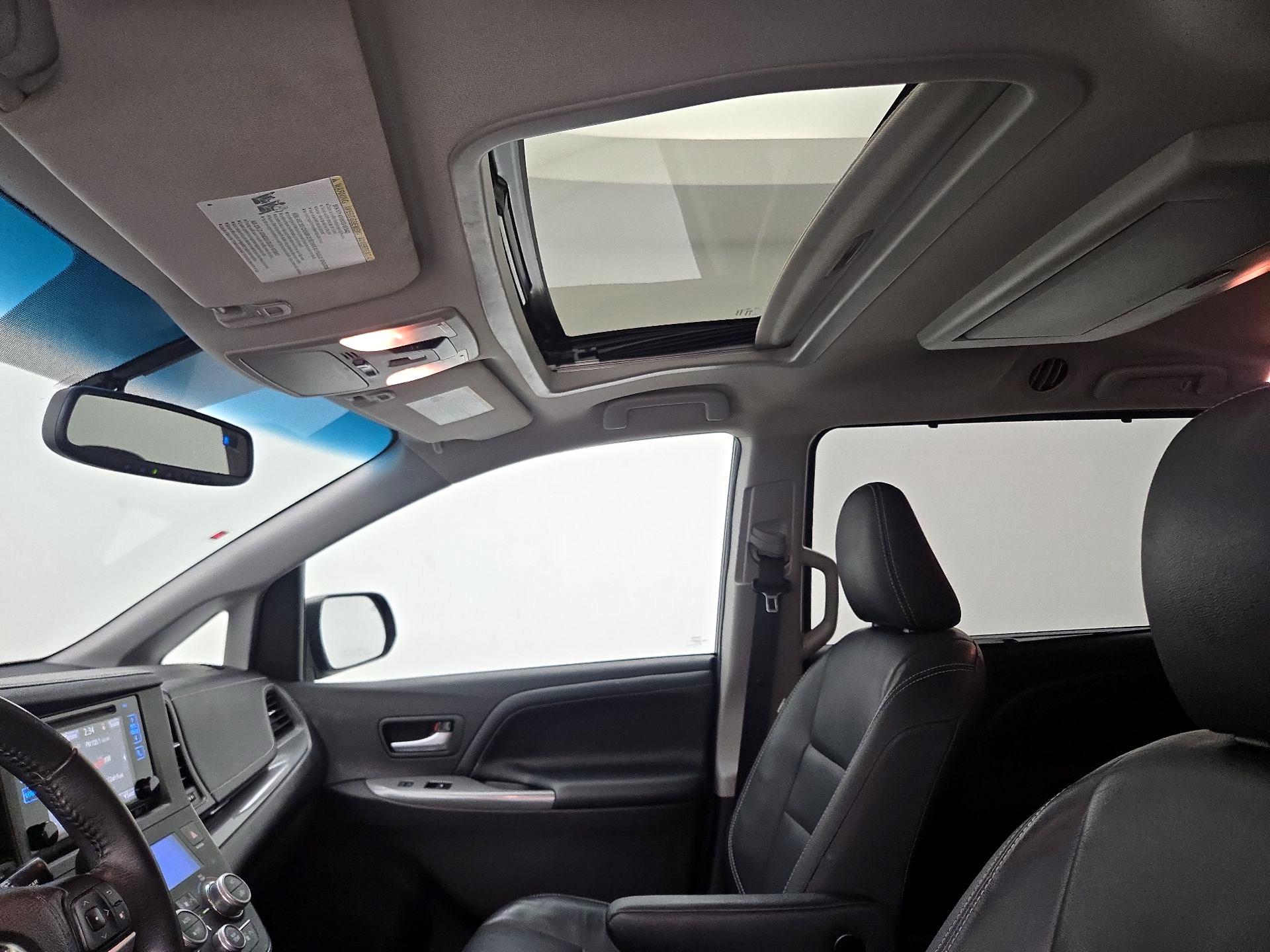 Thumbnail: 2016 Toyota Sienna - 20