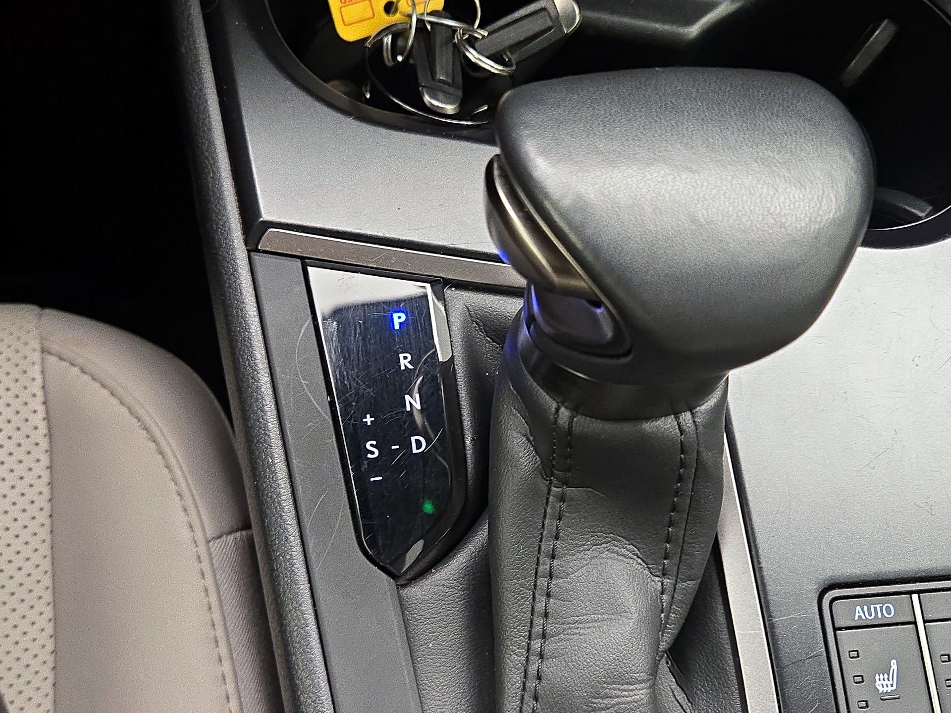 Thumbnail: 2023 Lexus UX - 17