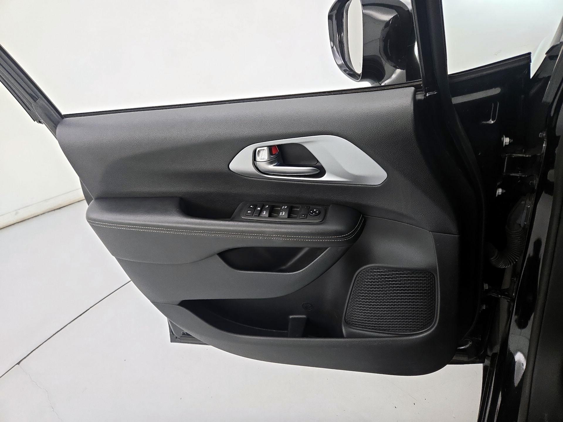 Thumbnail: 2021 Chrysler Pacifica - 12