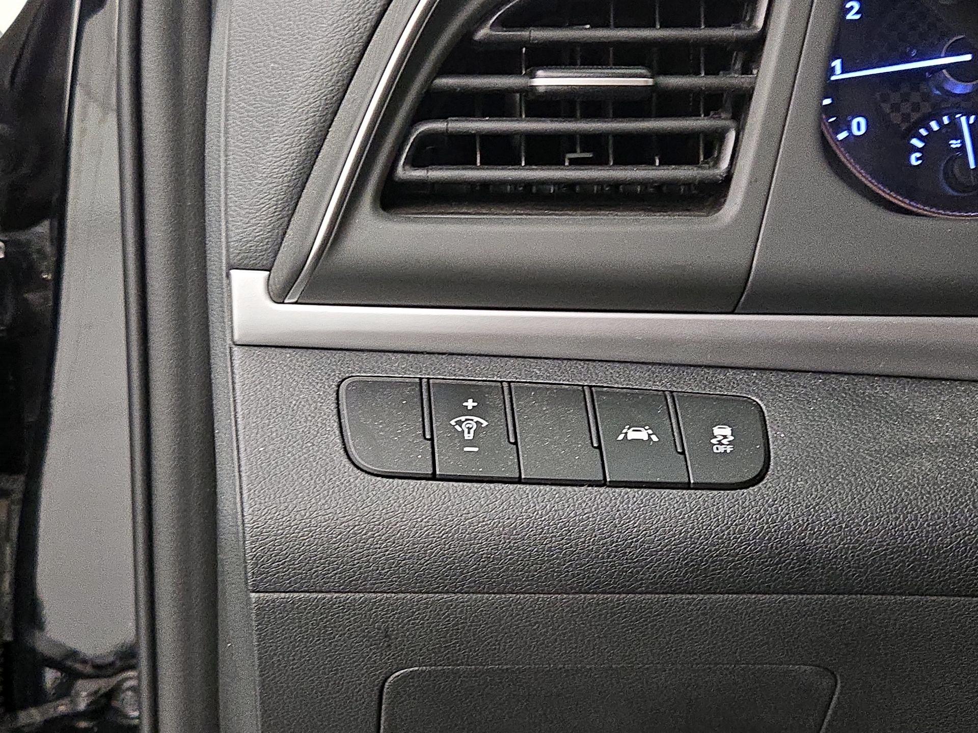 Thumbnail: 2020 Hyundai Elantra - 13