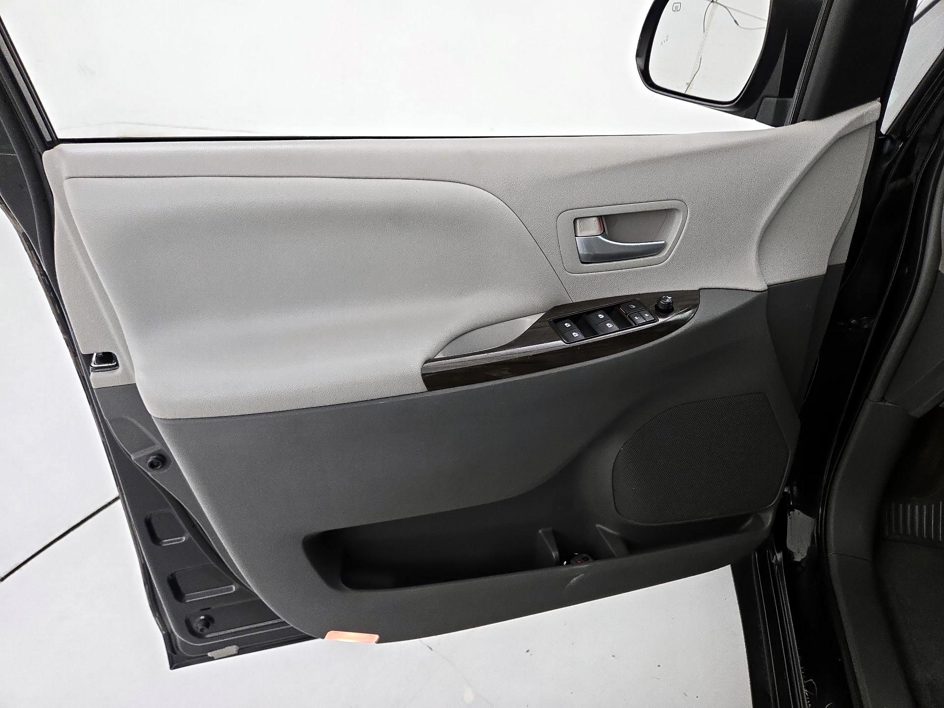 Thumbnail: 2015 Toyota Sienna - 12