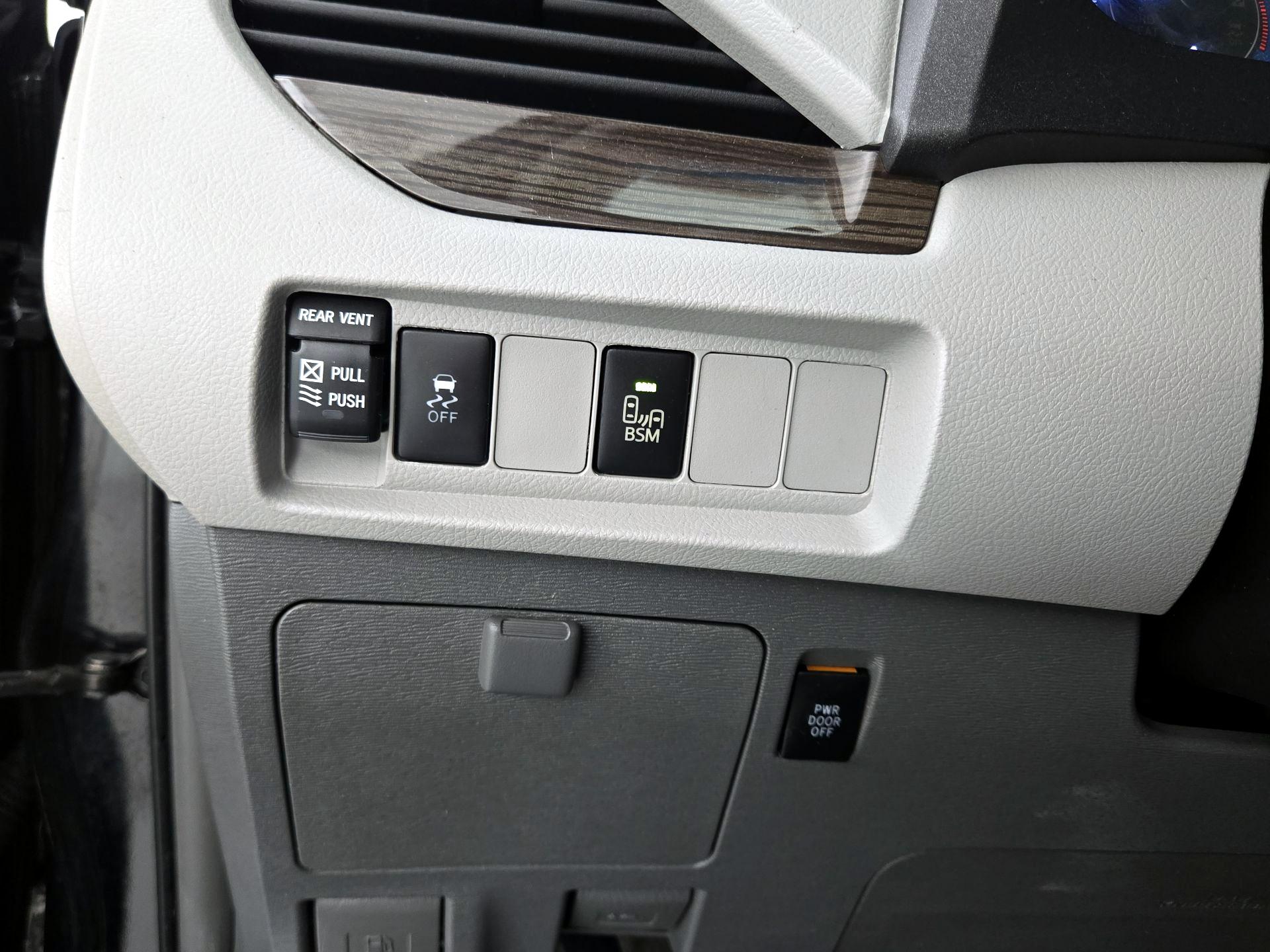 Thumbnail: 2015 Toyota Sienna - 13