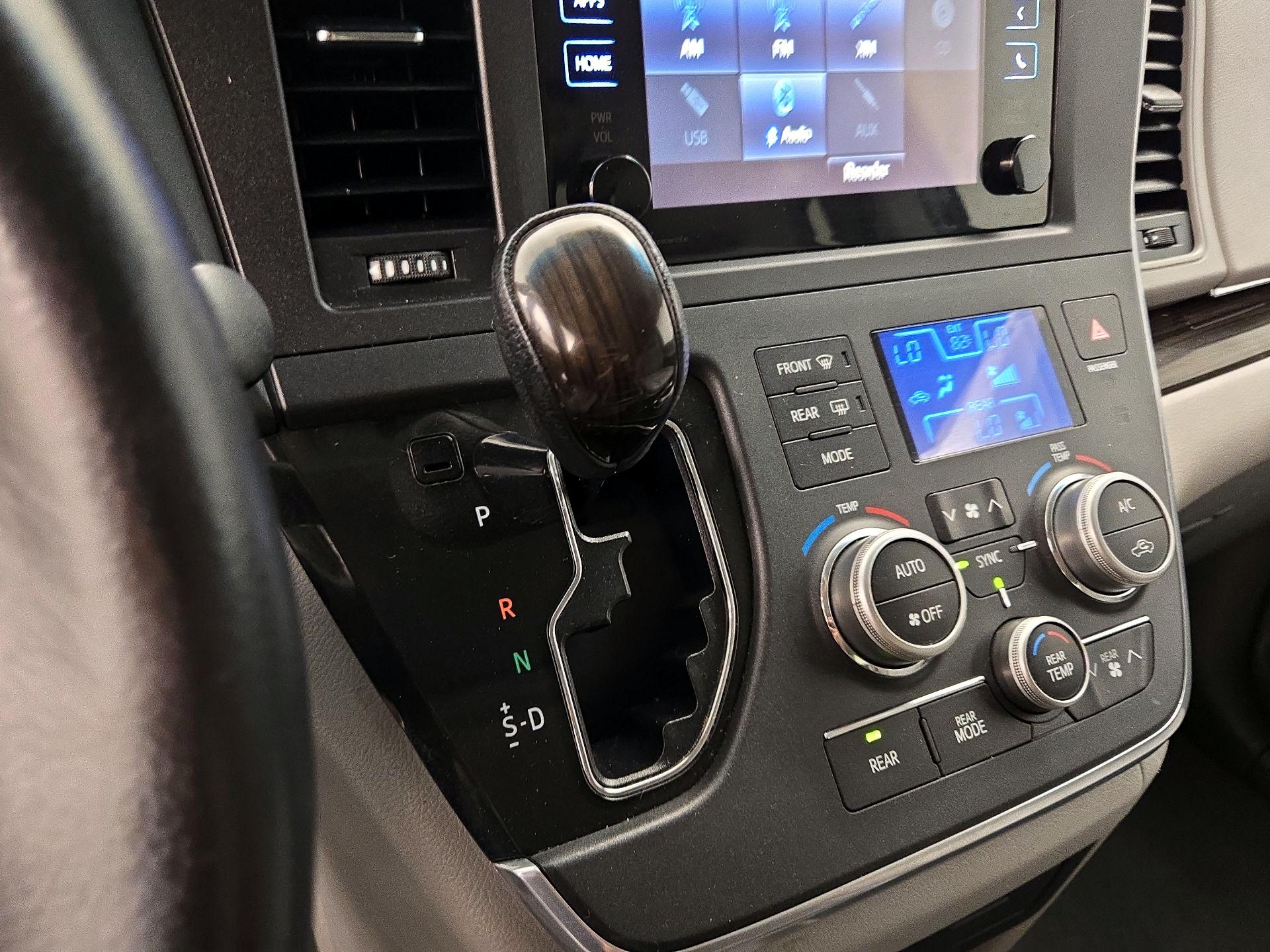 Thumbnail: 2015 Toyota Sienna - 17