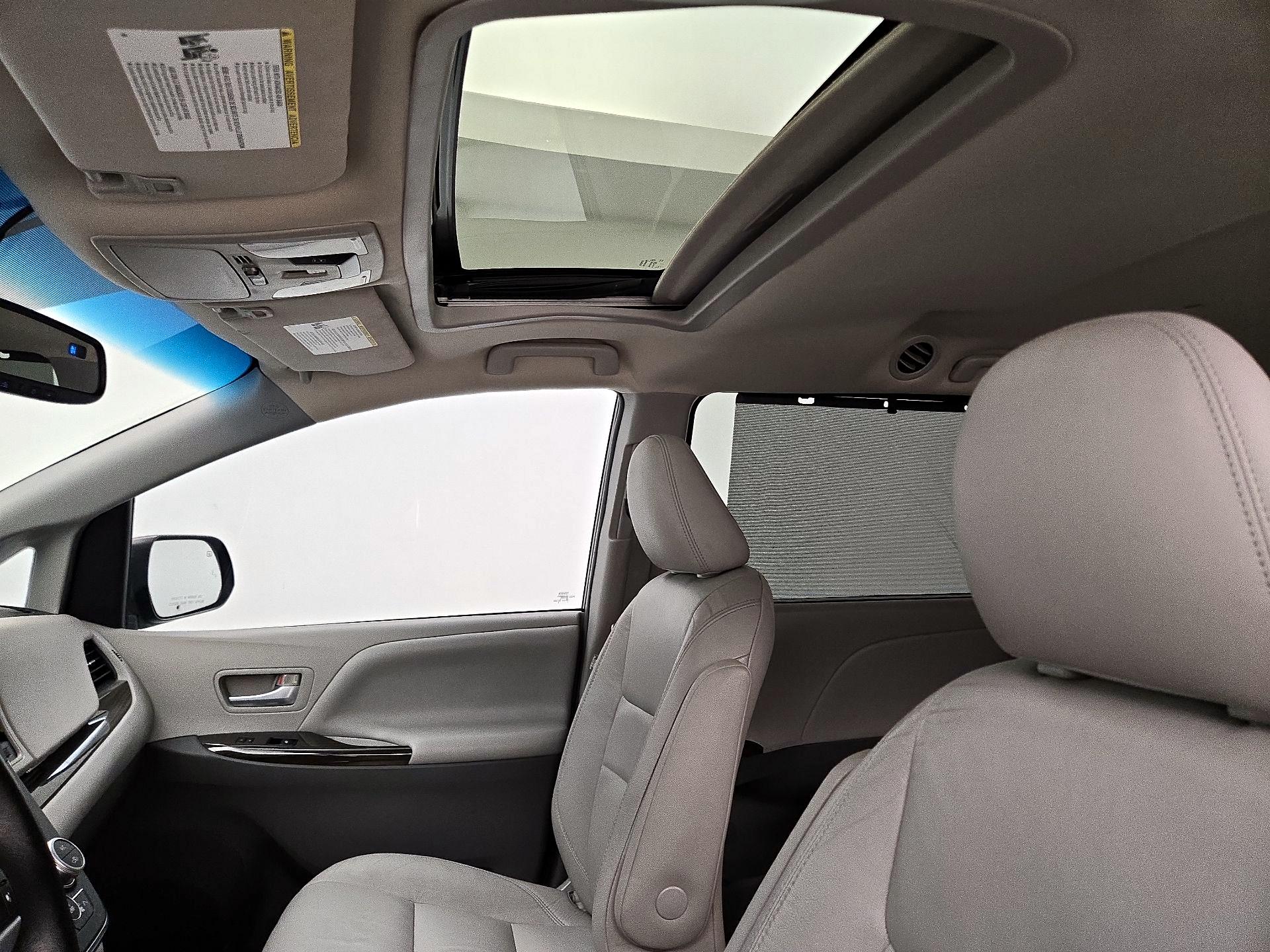 Thumbnail: 2015 Toyota Sienna - 19