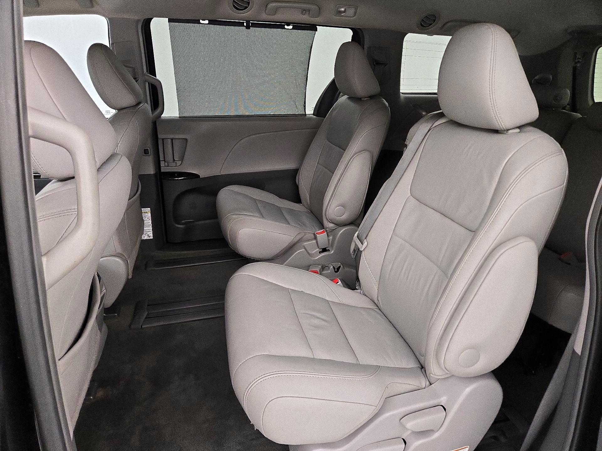 Thumbnail: 2015 Toyota Sienna - 20