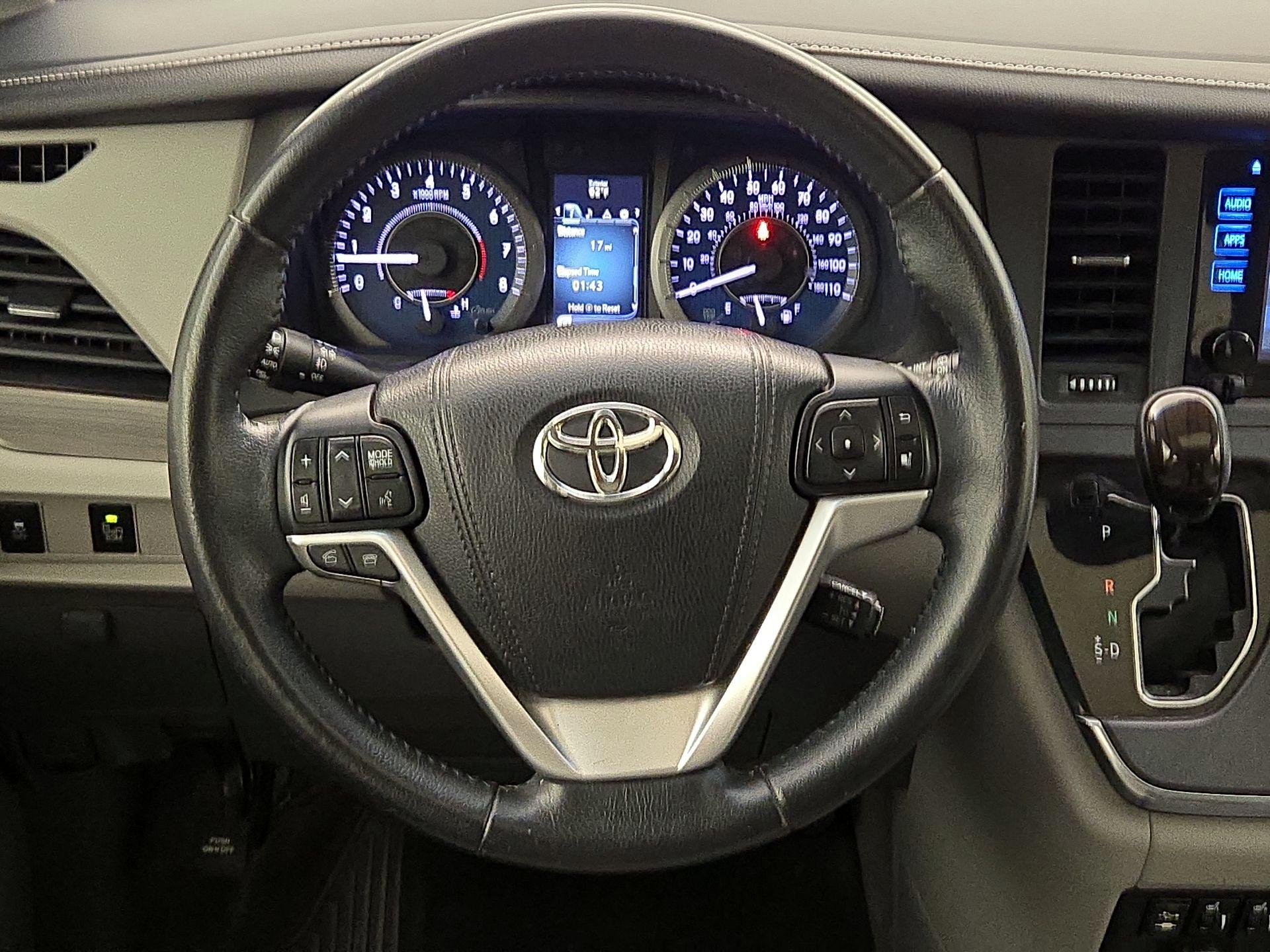 Thumbnail: 2015 Toyota Sienna - 10