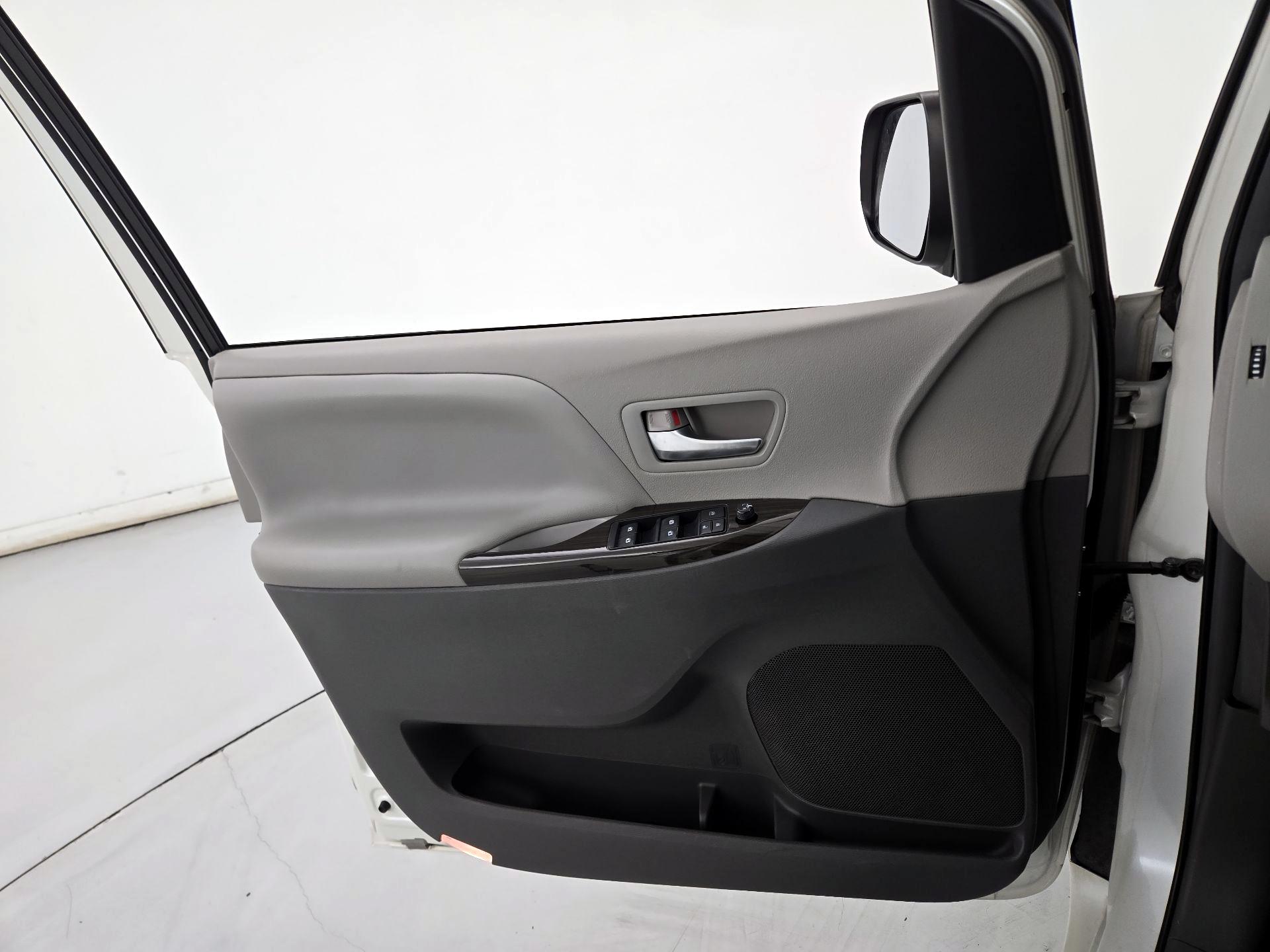 Thumbnail: 2015 Toyota Sienna - 12