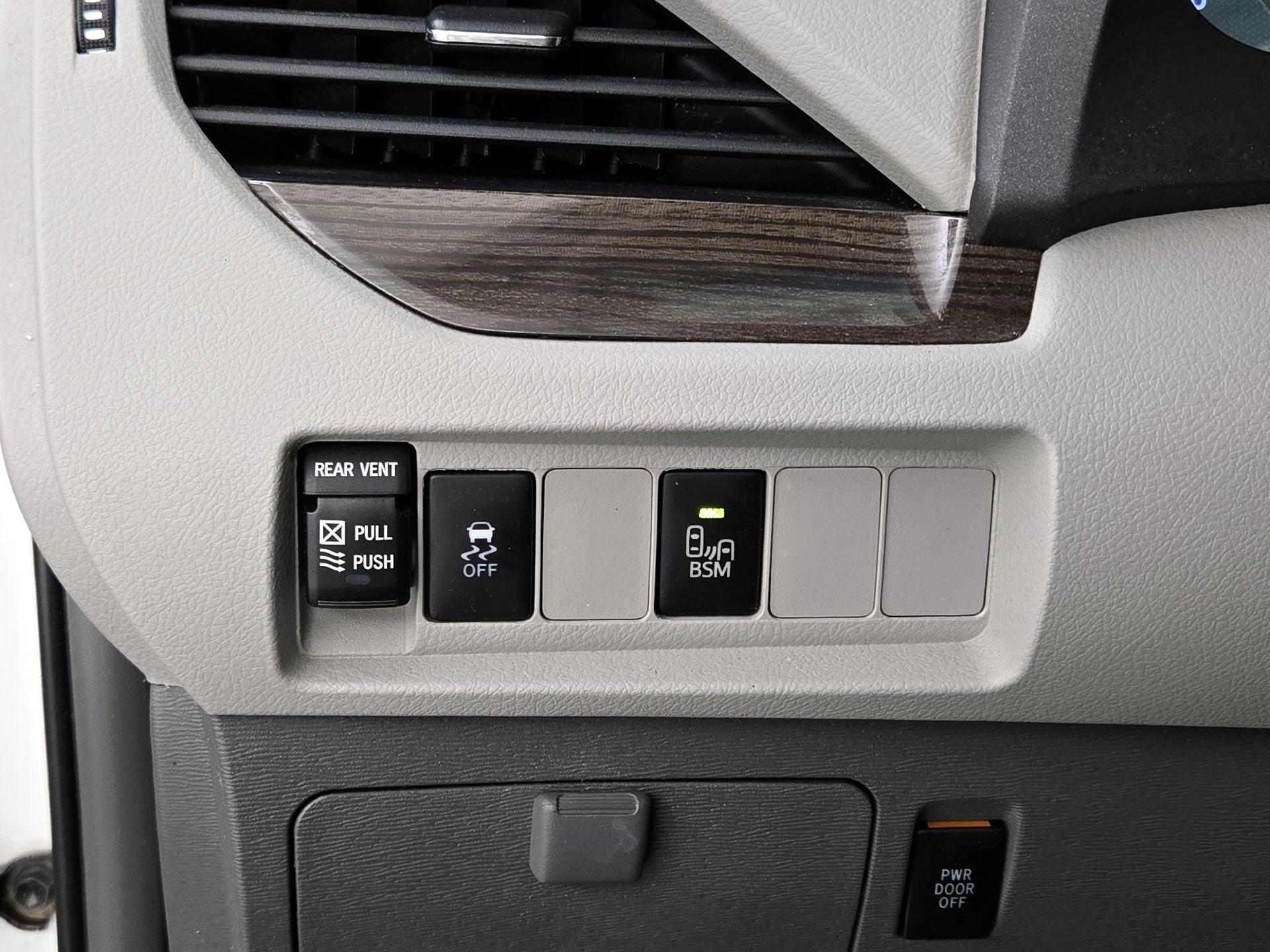 Thumbnail: 2015 Toyota Sienna - 13