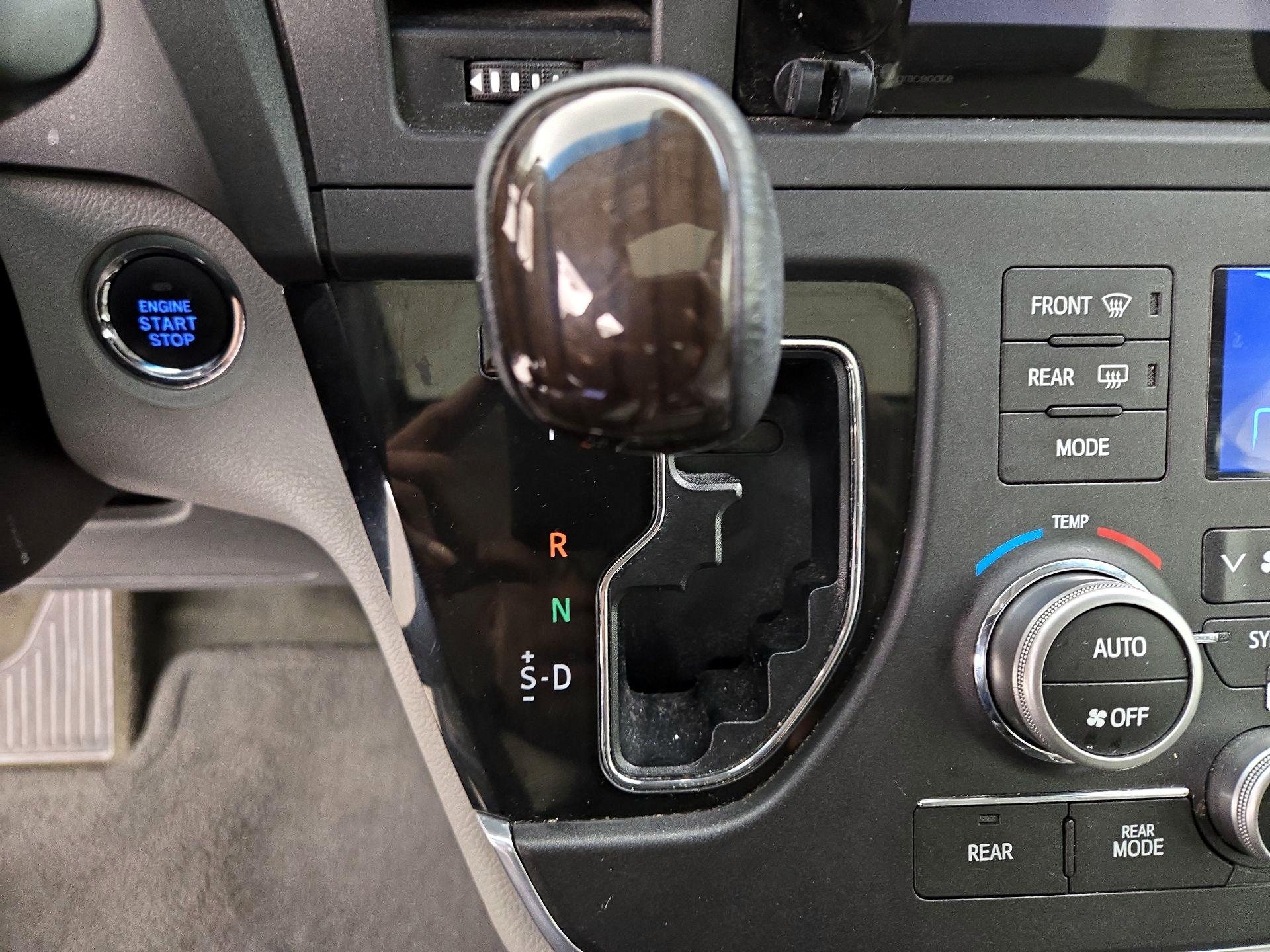 Thumbnail: 2015 Toyota Sienna - 17