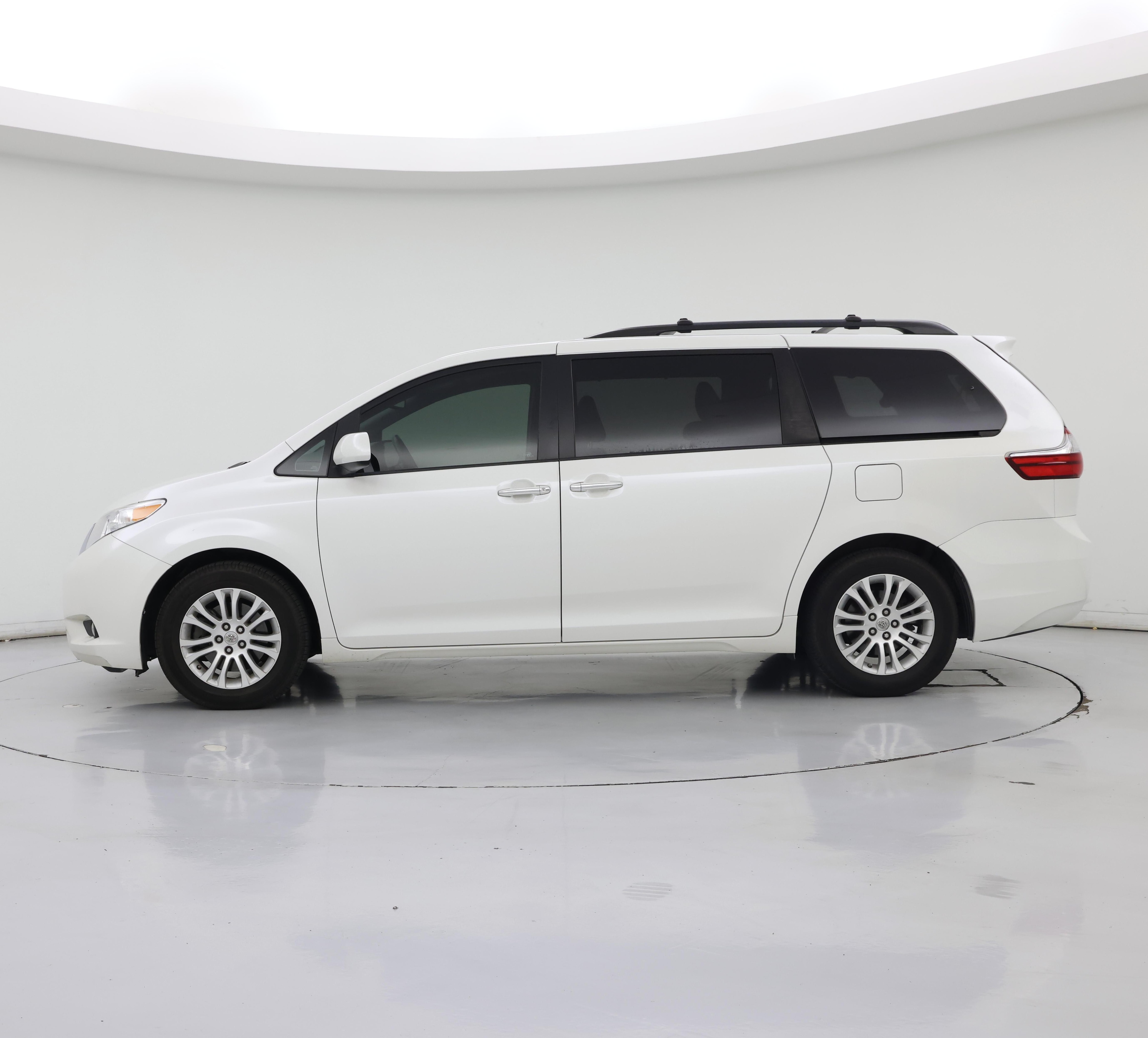 Thumbnail: 2015 Toyota Sienna - 3