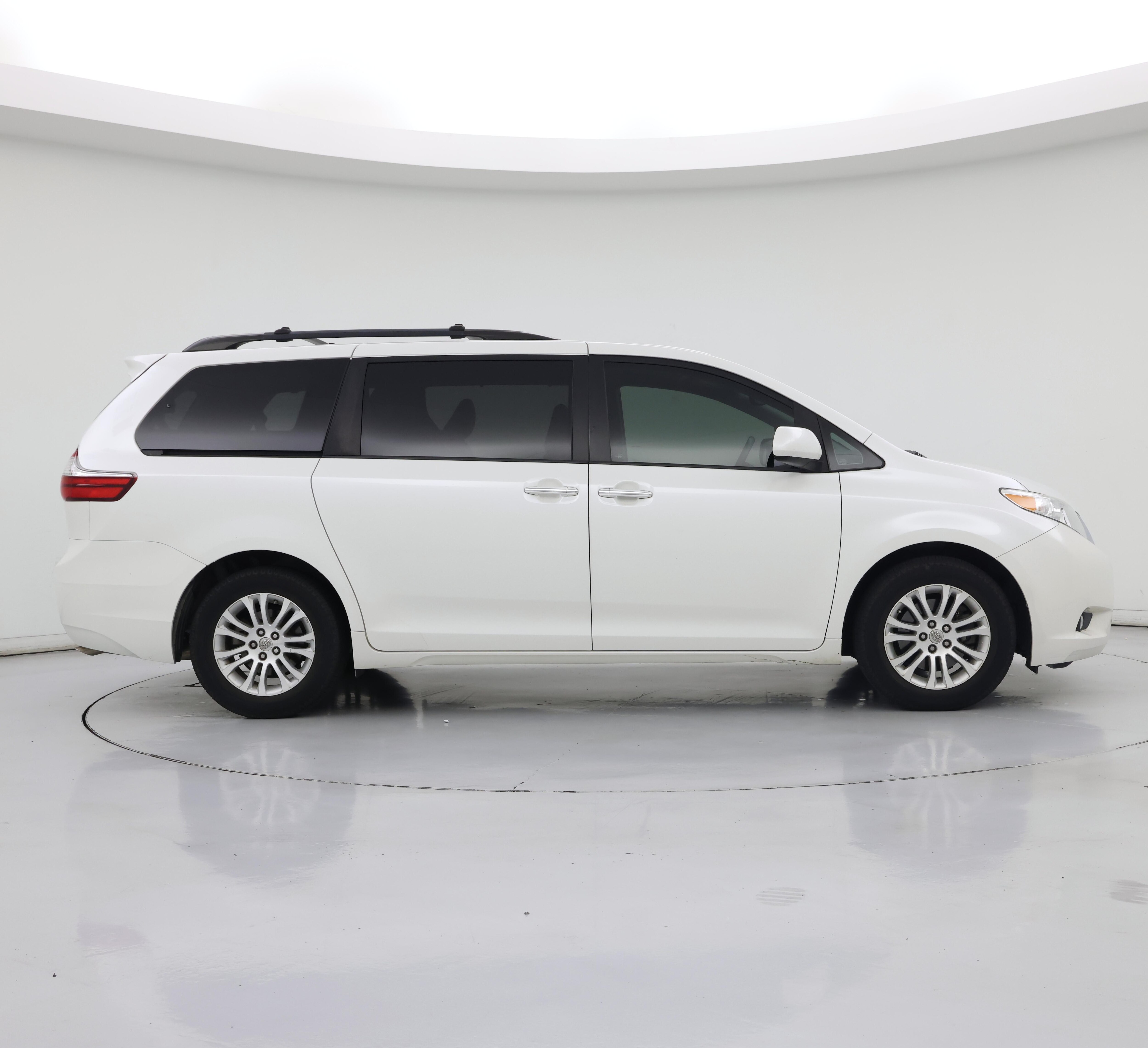 Thumbnail: 2015 Toyota Sienna - 7