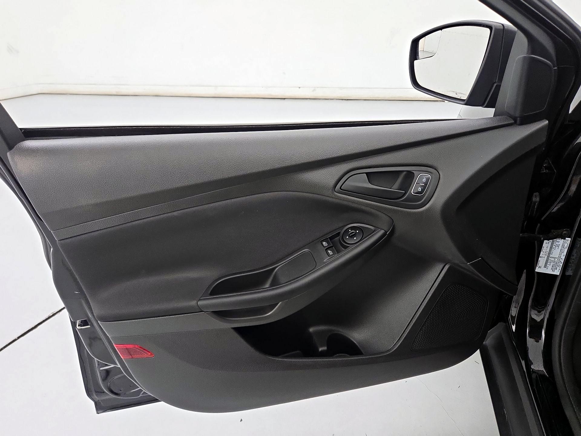 Thumbnail: 2016 Ford Focus - 12