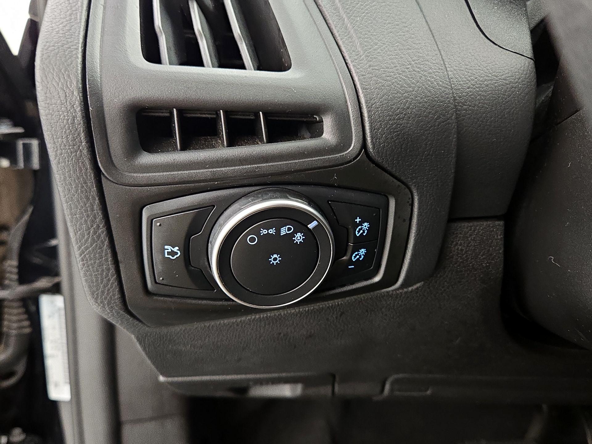 Thumbnail: 2016 Ford Focus - 13