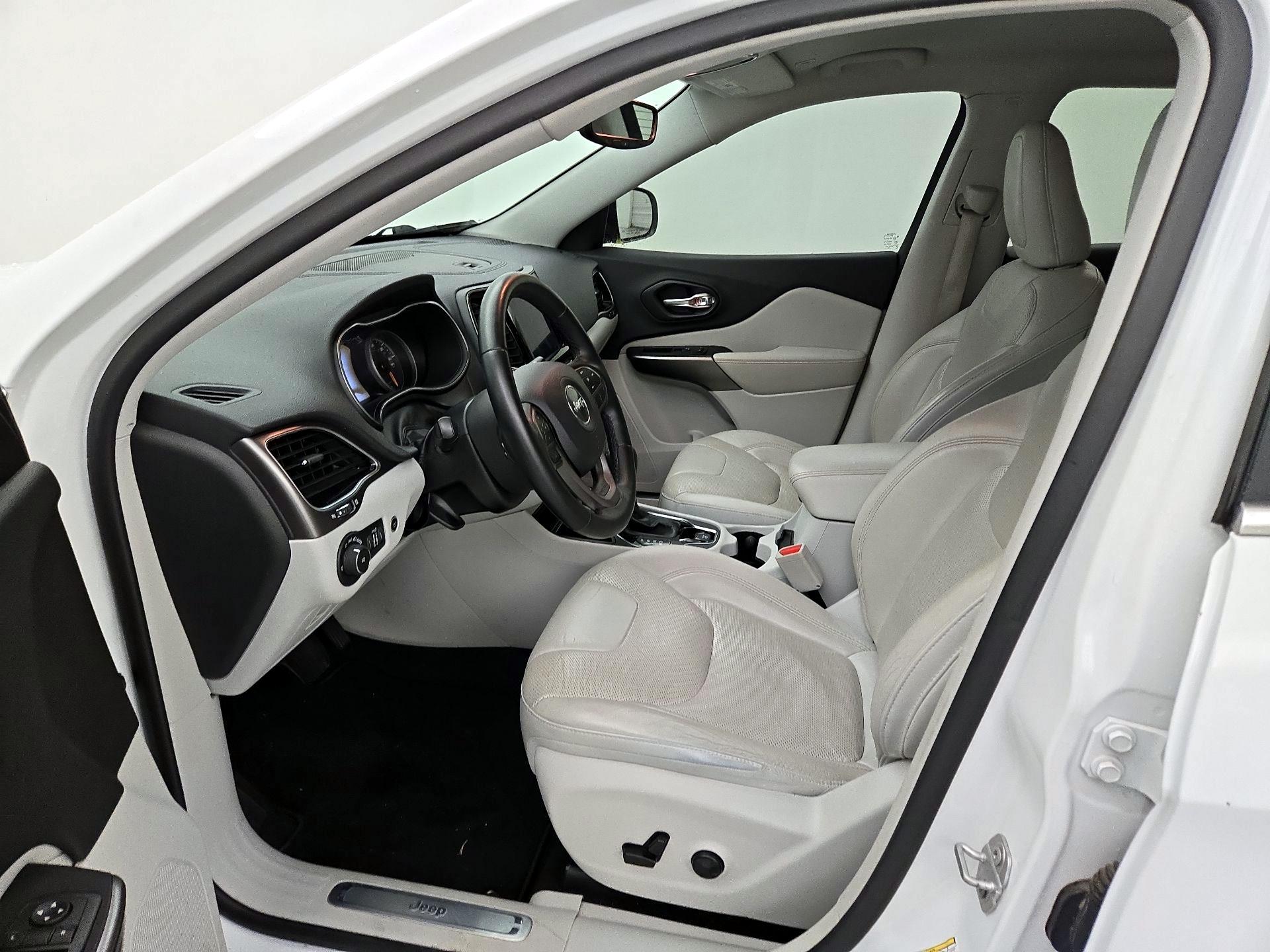 Thumbnail: 2019 Jeep Cherokee - 11