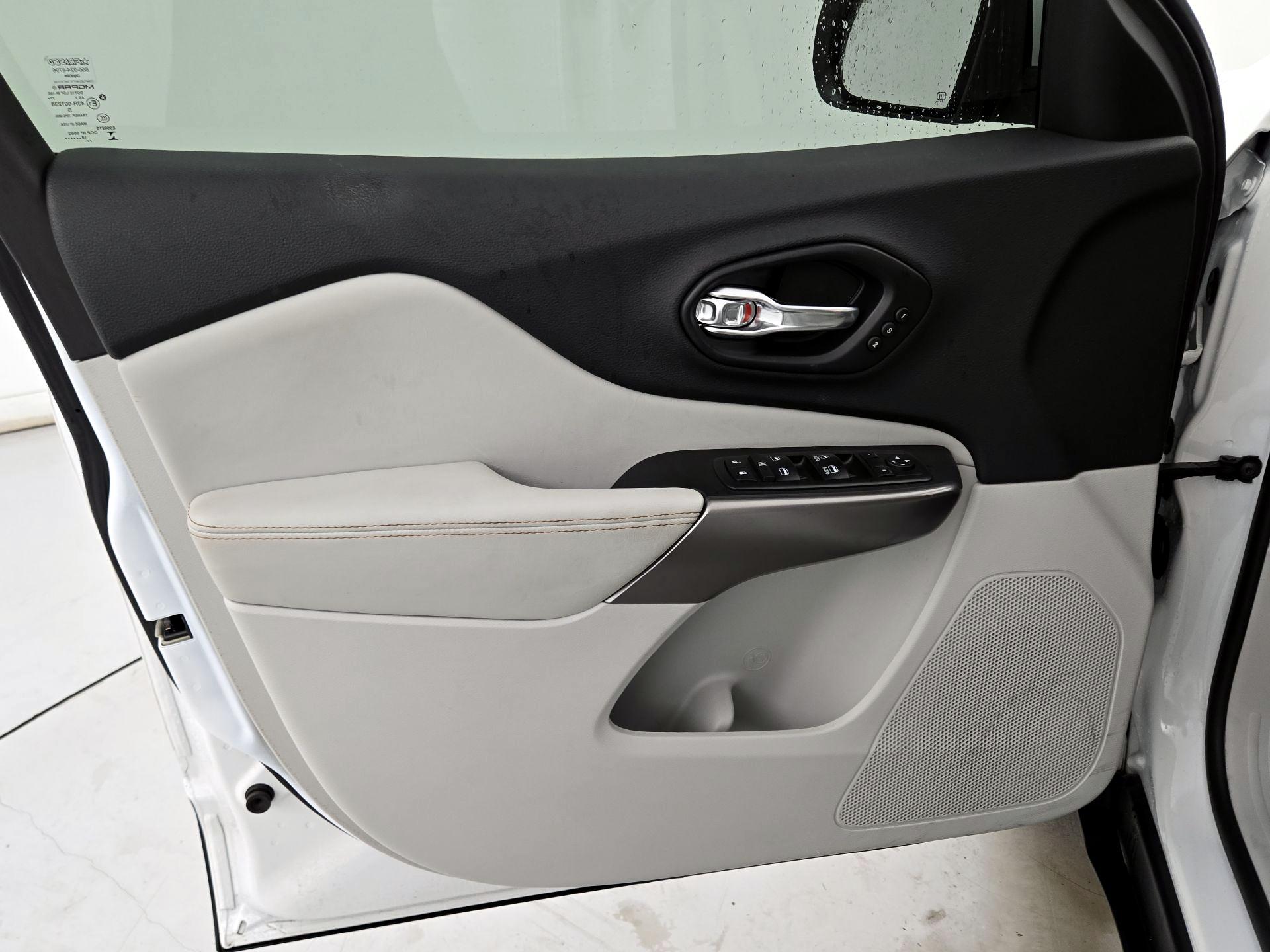 Thumbnail: 2019 Jeep Cherokee - 12