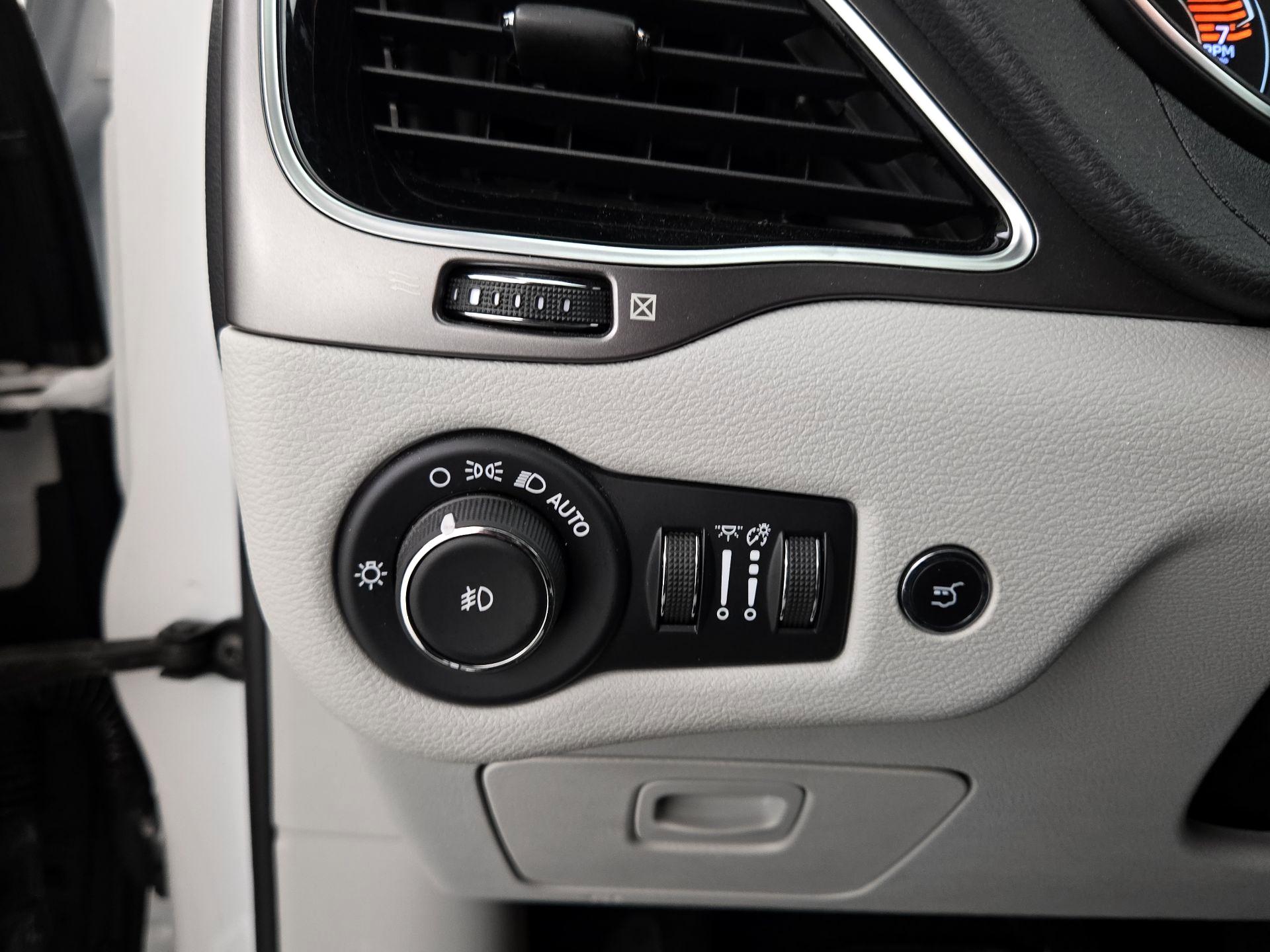 Thumbnail: 2019 Jeep Cherokee - 13