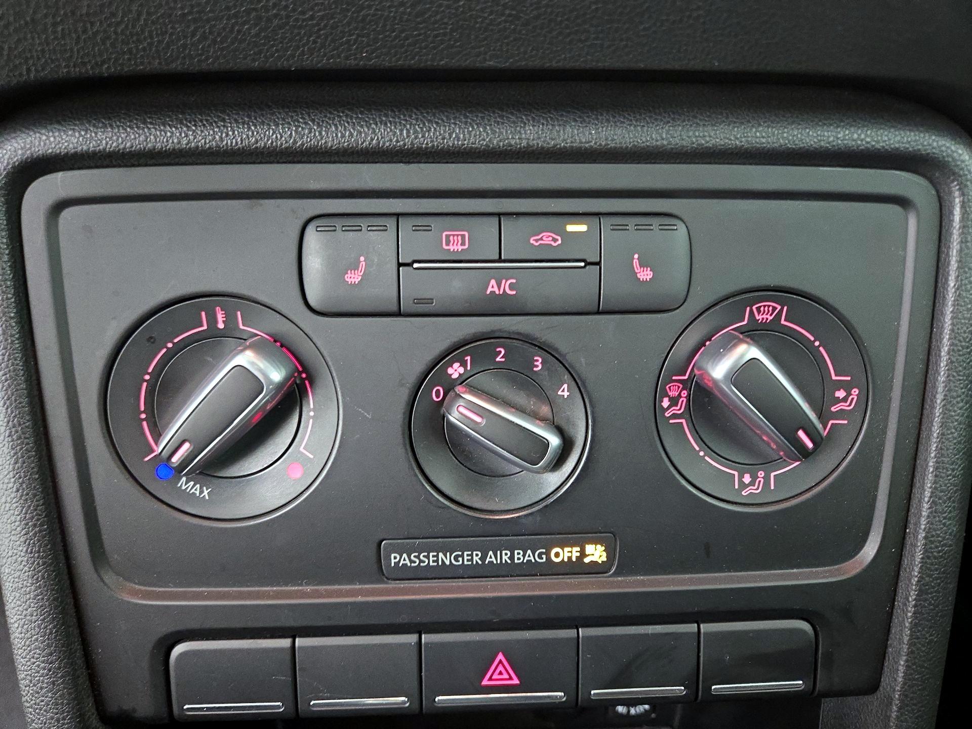 Thumbnail: 2014 Volkswagen Beetle - 15