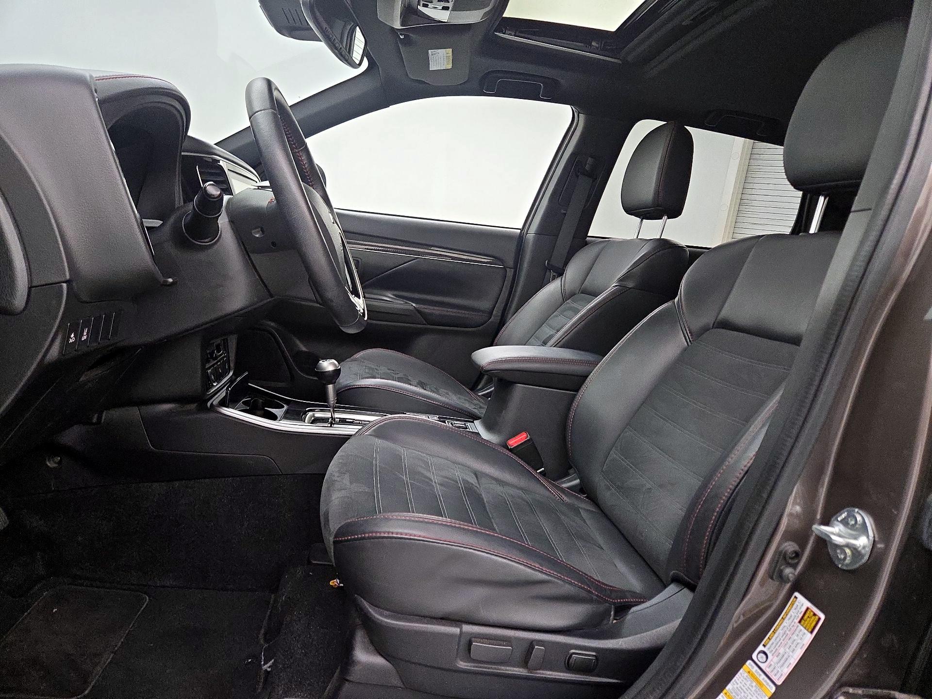Thumbnail: 2020 Mitsubishi Outlander - 11