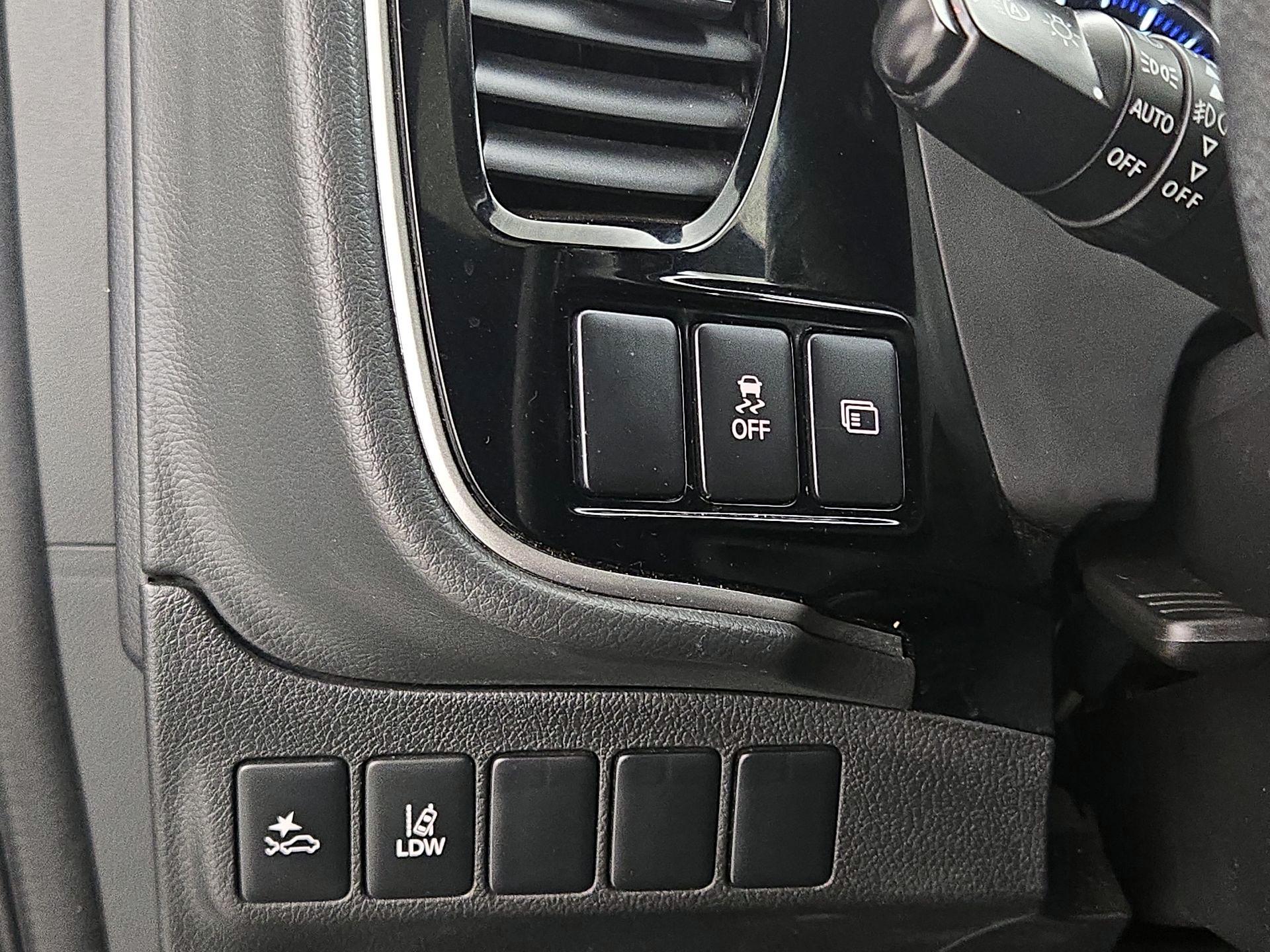 Thumbnail: 2020 Mitsubishi Outlander - 13