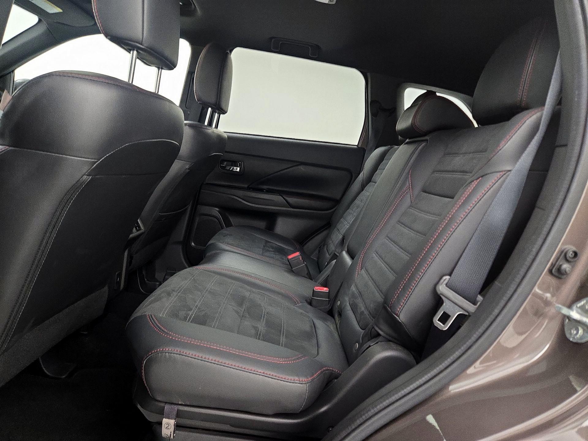 Thumbnail: 2020 Mitsubishi Outlander - 20