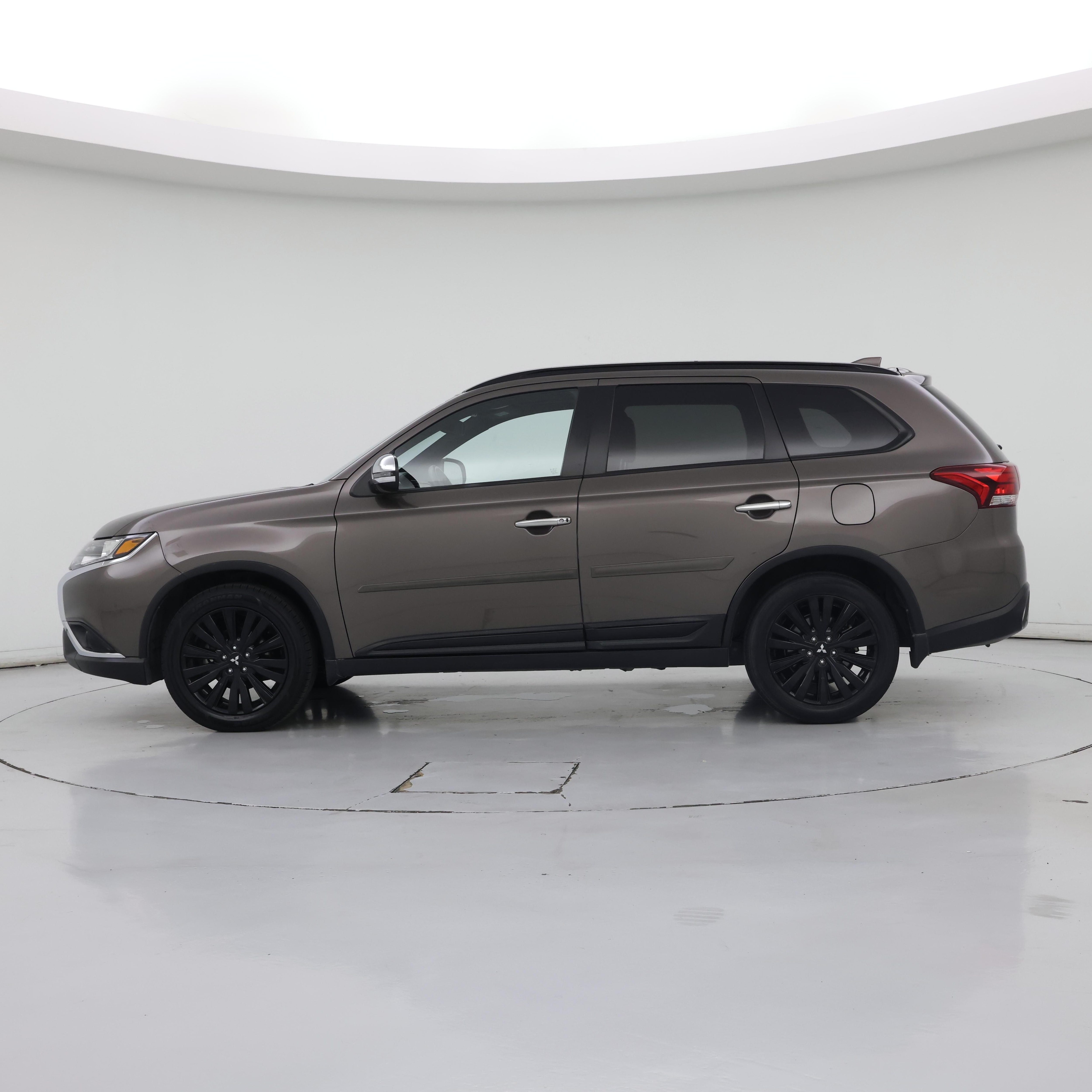 Thumbnail: 2020 Mitsubishi Outlander - 3
