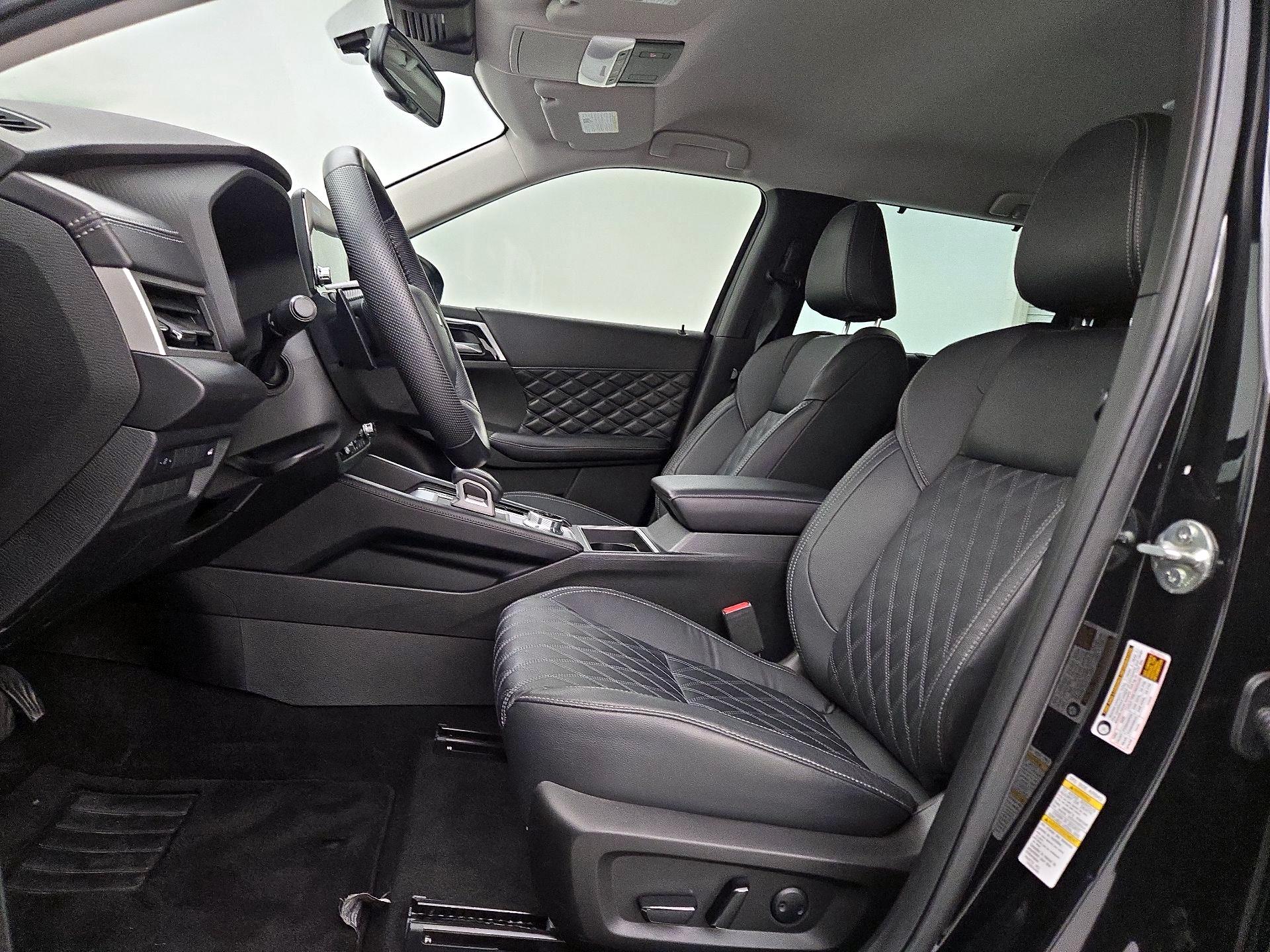 Thumbnail: 2023 Mitsubishi Outlander - 11