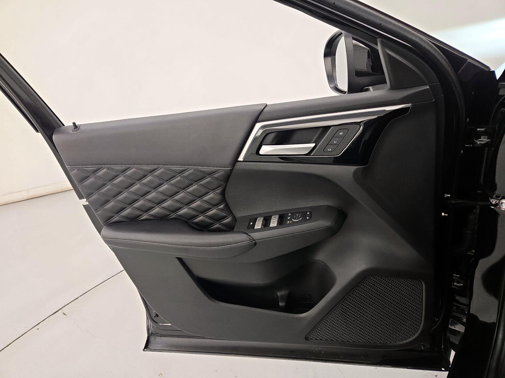 Thumbnail: 2023 Mitsubishi Outlander - 12