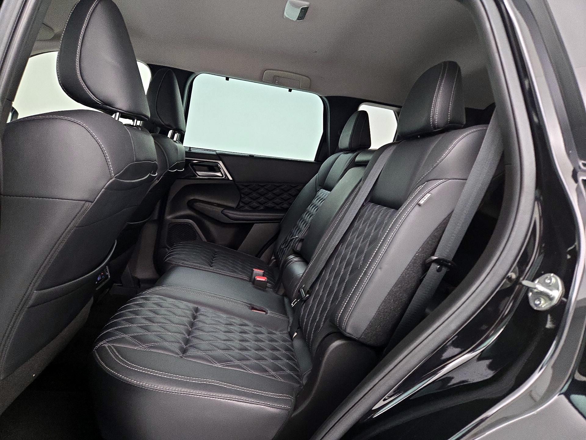 Thumbnail: 2023 Mitsubishi Outlander - 20