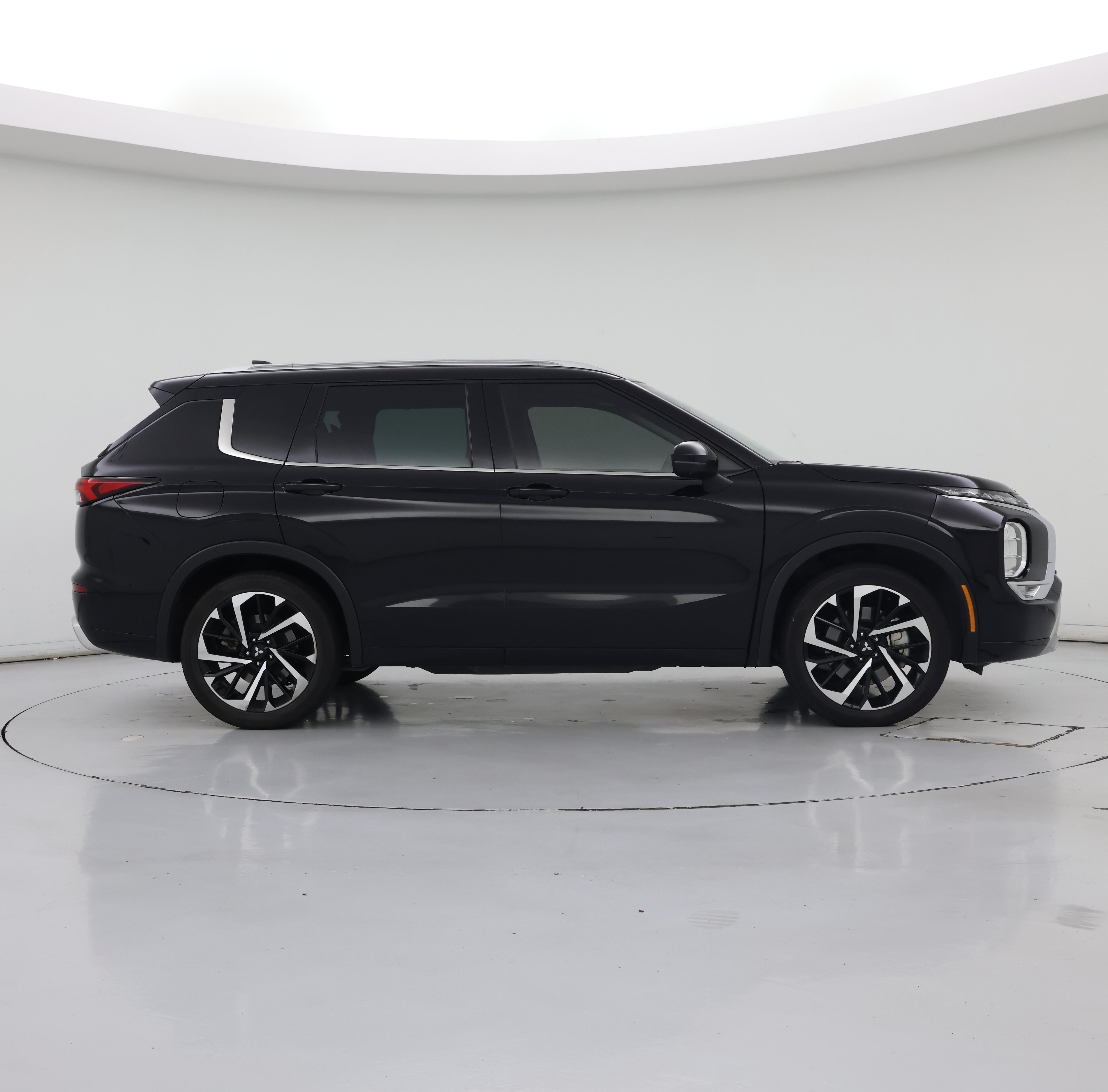 Thumbnail: 2023 Mitsubishi Outlander - 7
