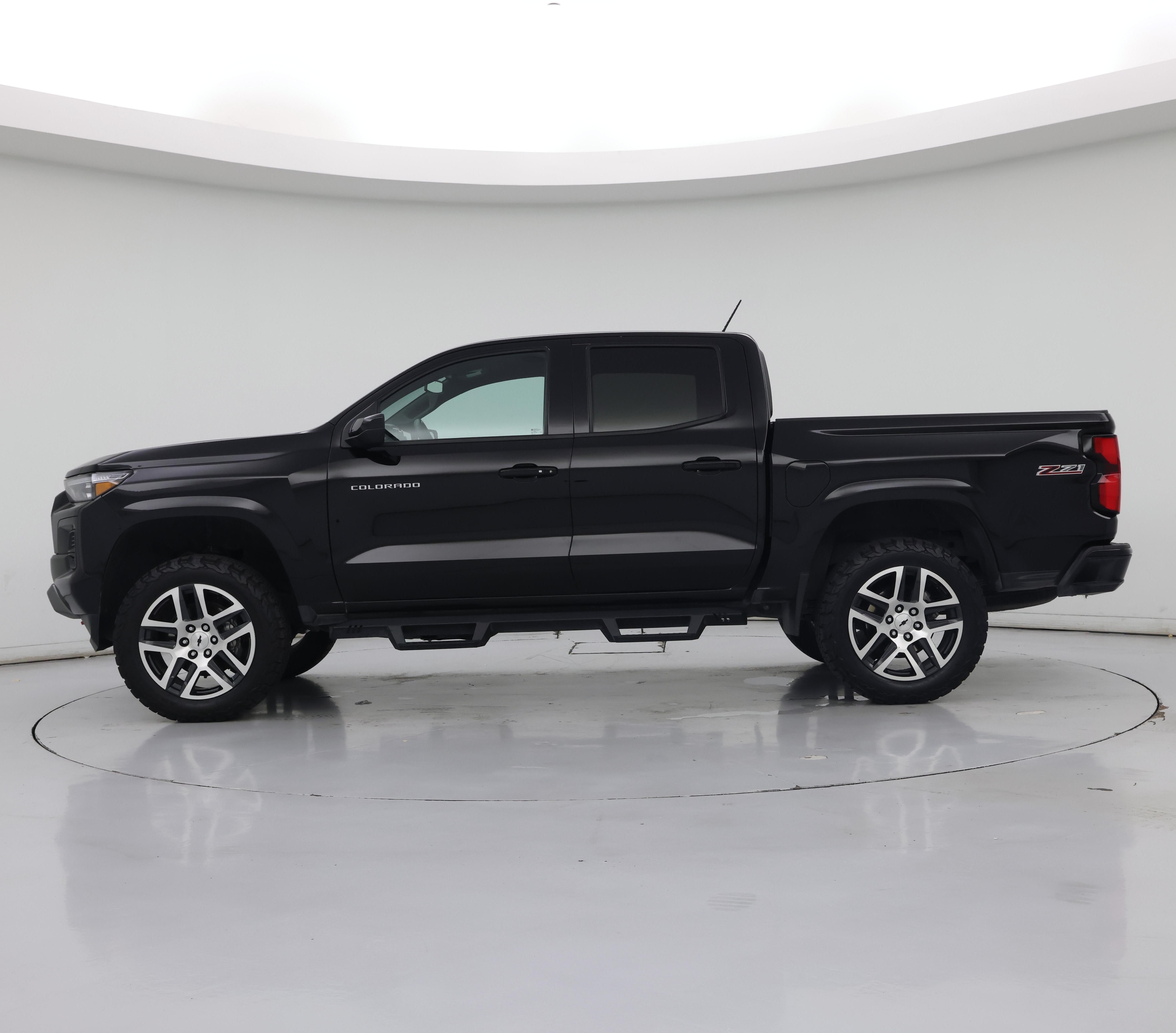 Thumbnail: 2023 Chevrolet Colorado - 3