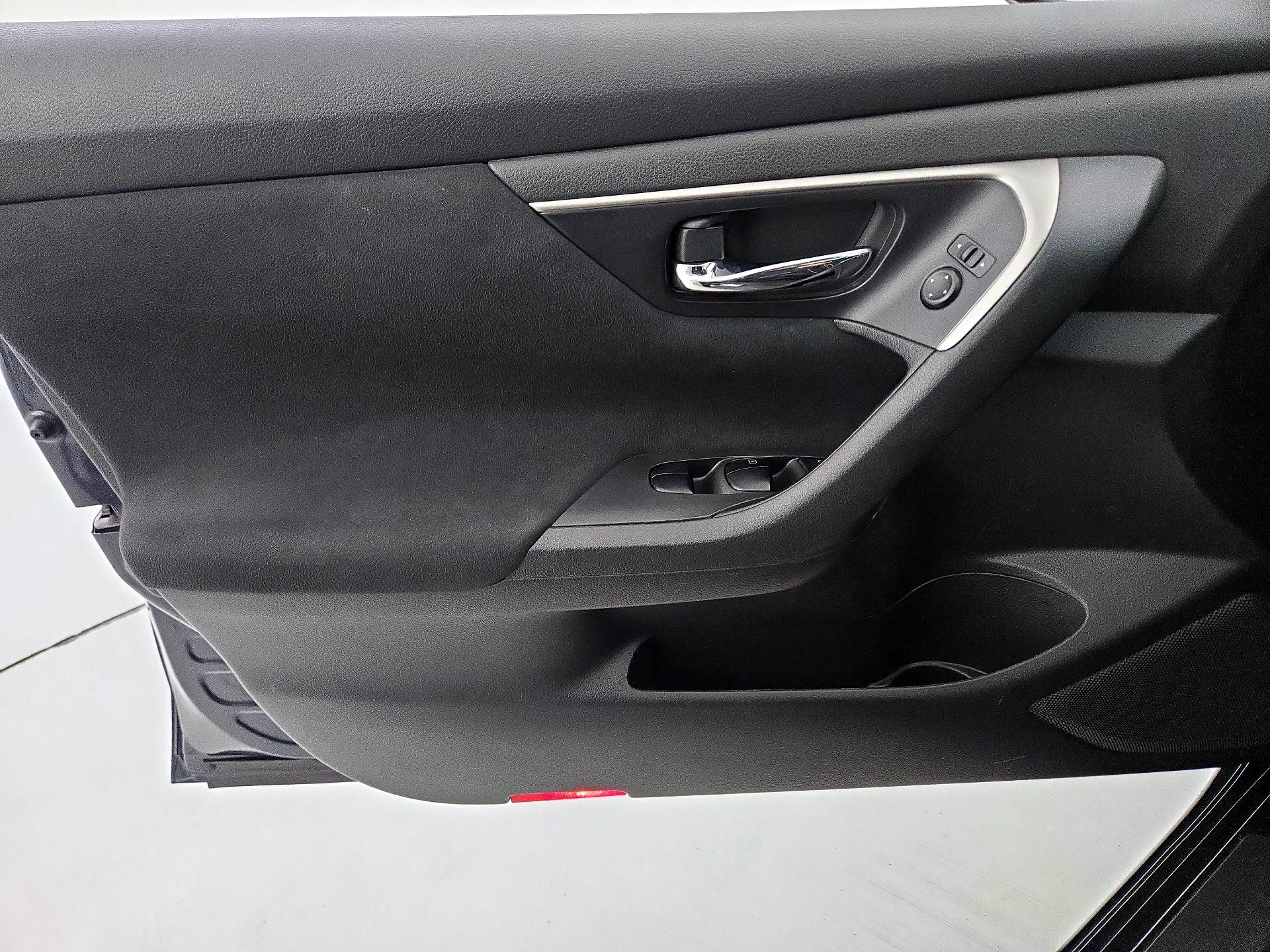 Thumbnail: 2015 Nissan Altima - 12