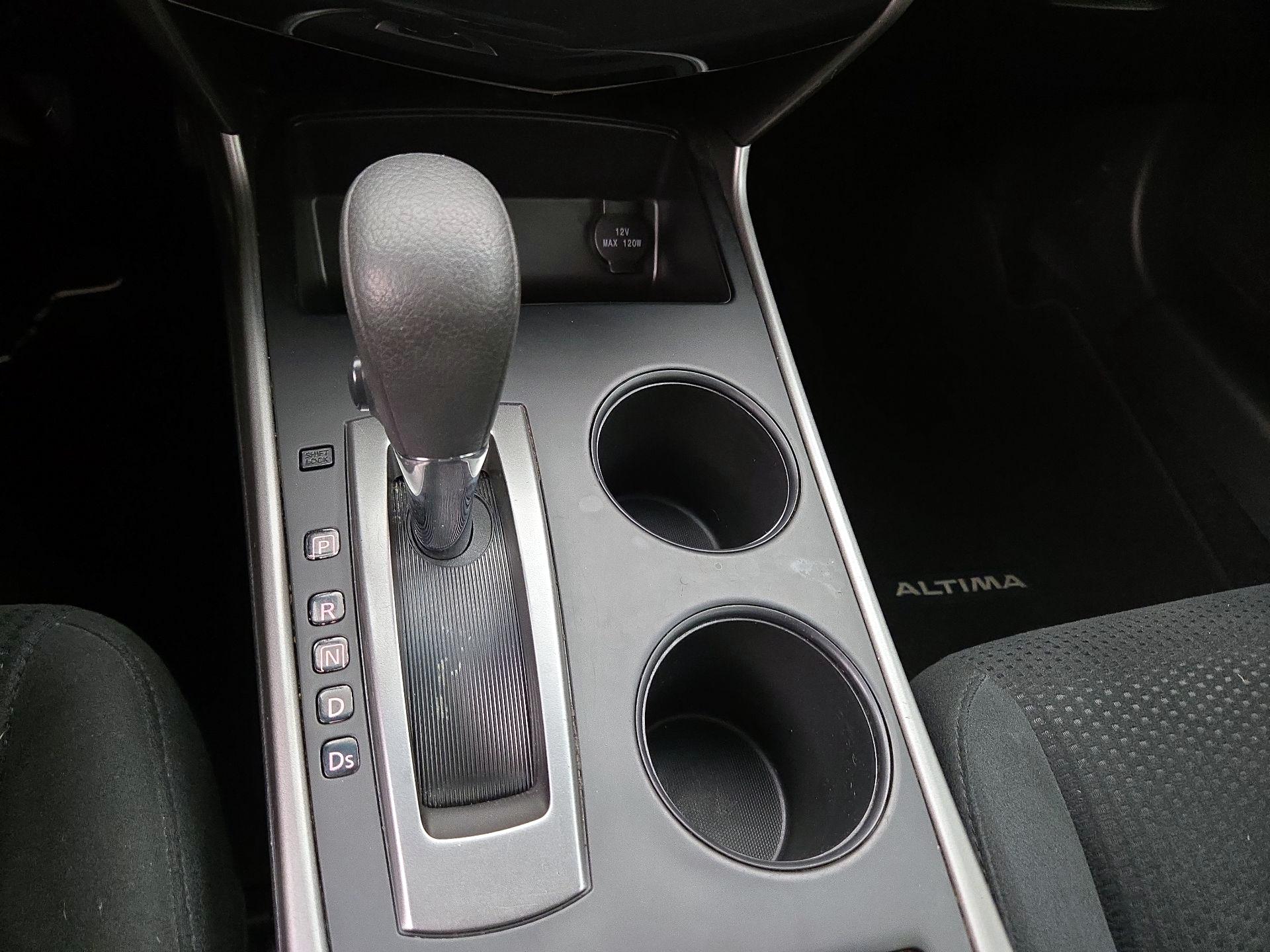 Thumbnail: 2015 Nissan Altima - 16