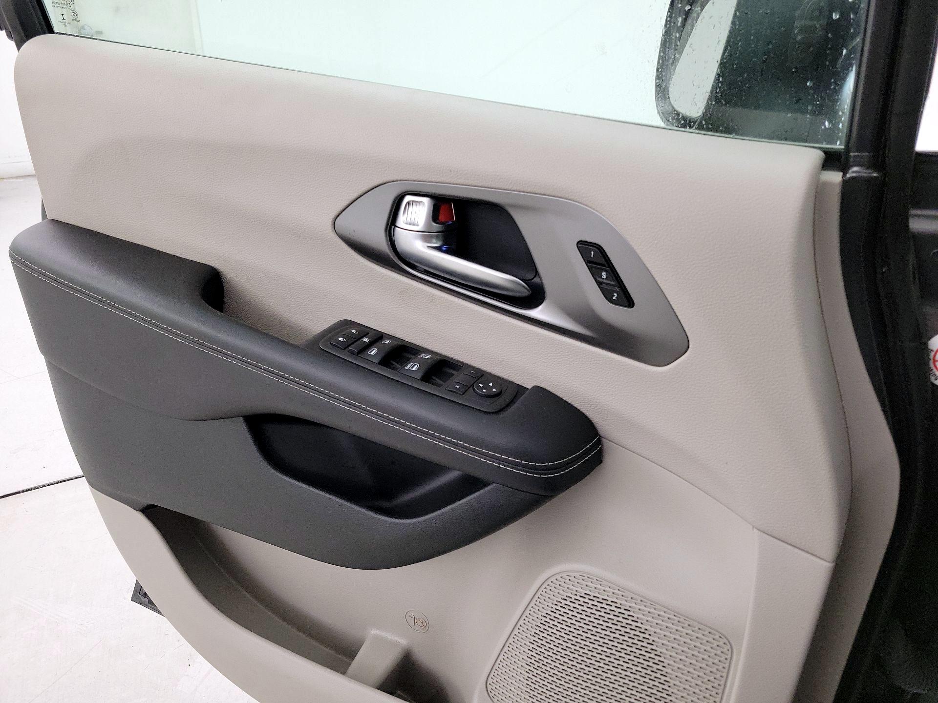 Thumbnail: 2023 Chrysler Pacifica - 12