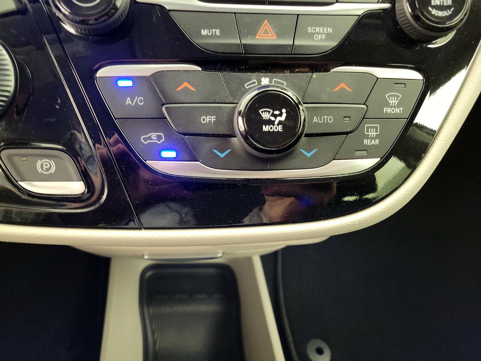 Thumbnail: 2023 Chrysler Pacifica - 16