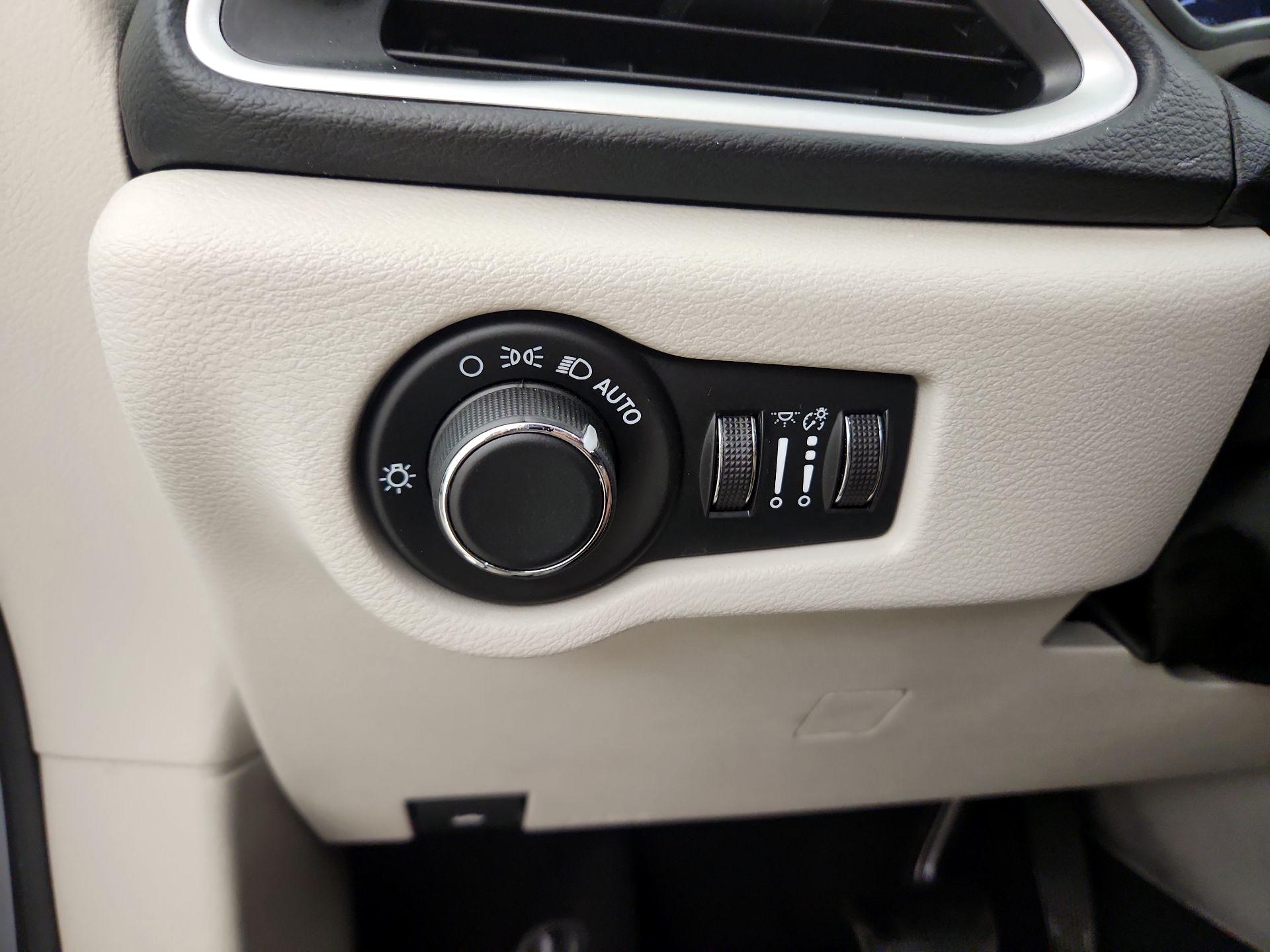 Thumbnail: 2023 Chrysler Voyager - 13