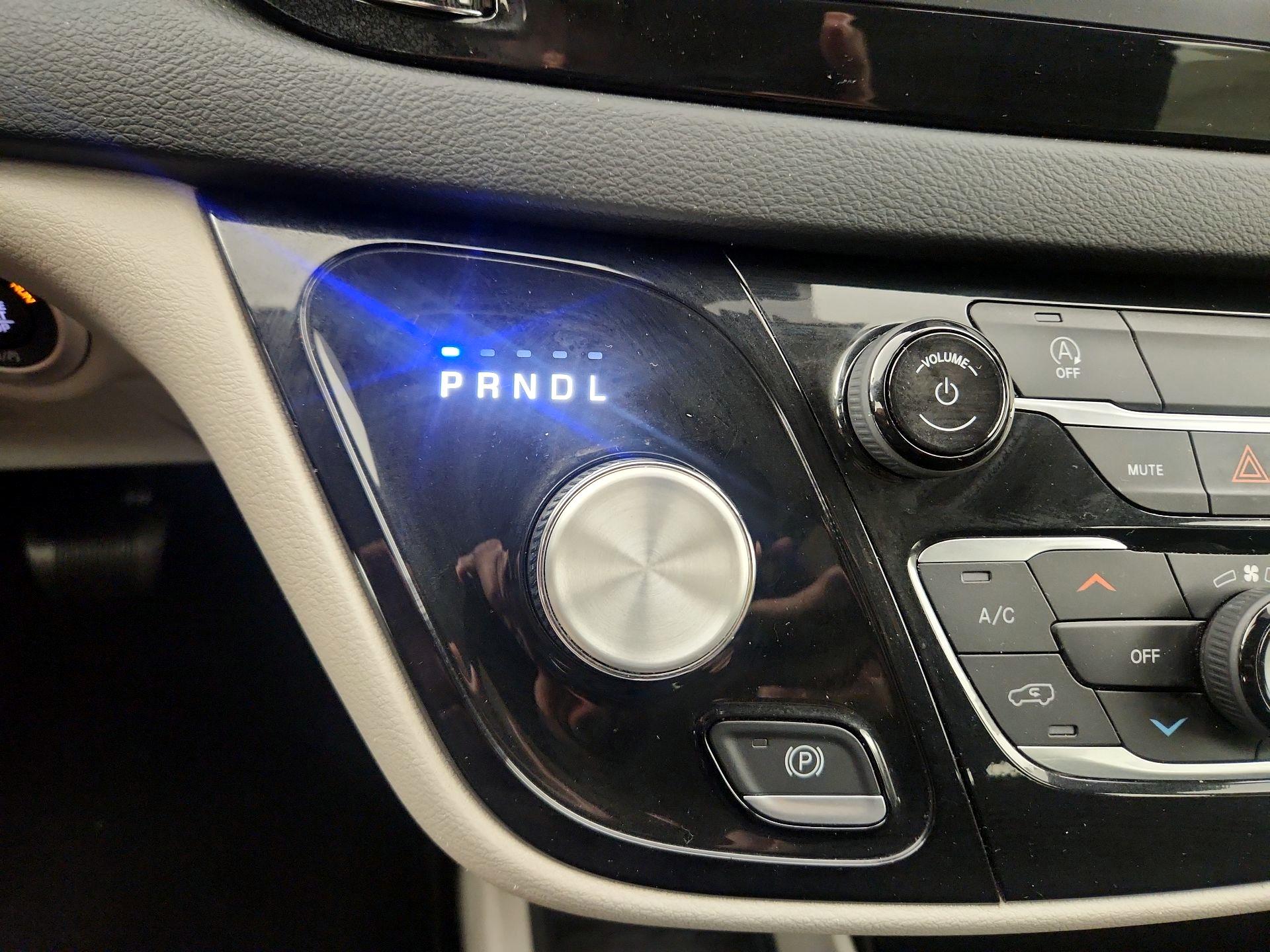 Thumbnail: 2023 Chrysler Voyager - 17