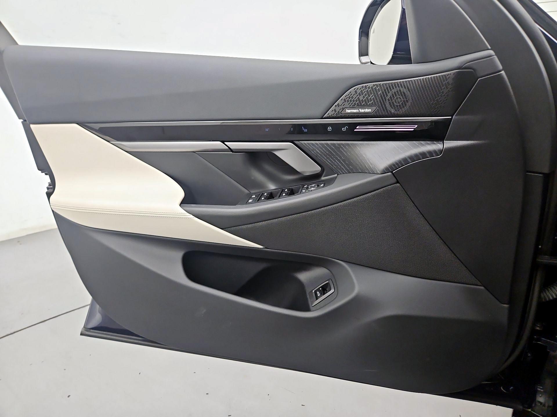 Thumbnail: 2025 BMW 5 Series - 12