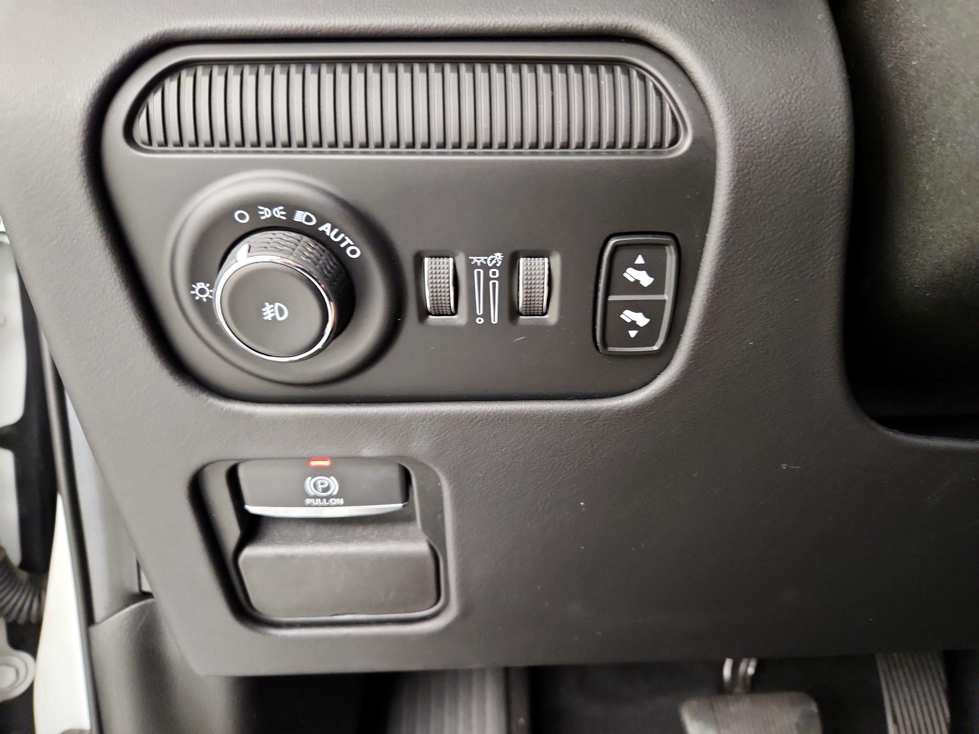 Thumbnail: 2022 Jeep Grand Wagoneer - 13