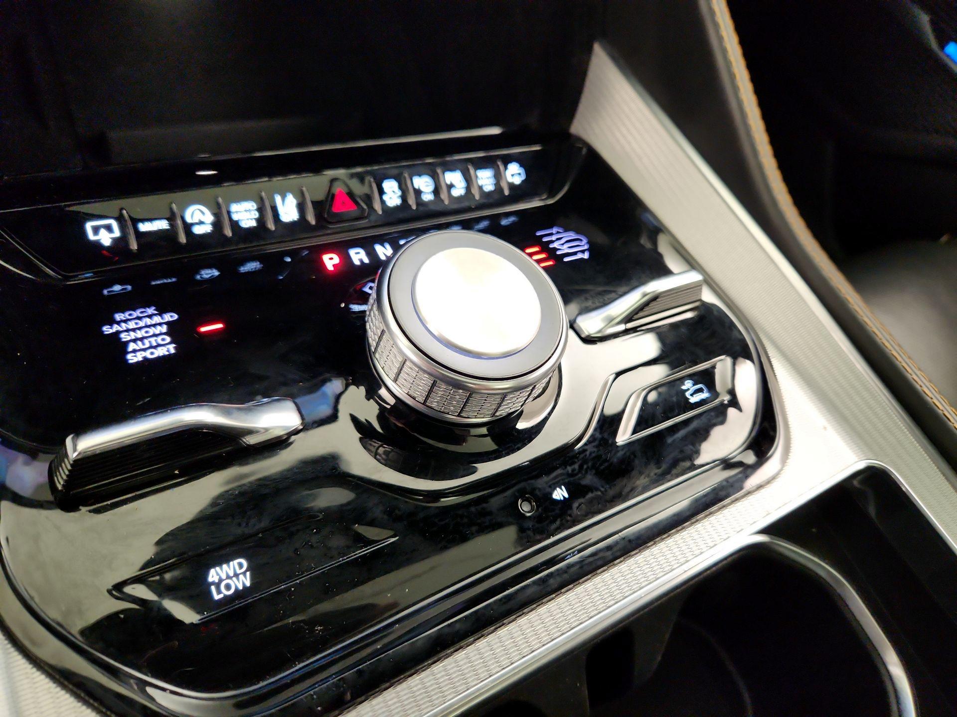 Thumbnail: 2022 Jeep Grand Wagoneer - 18