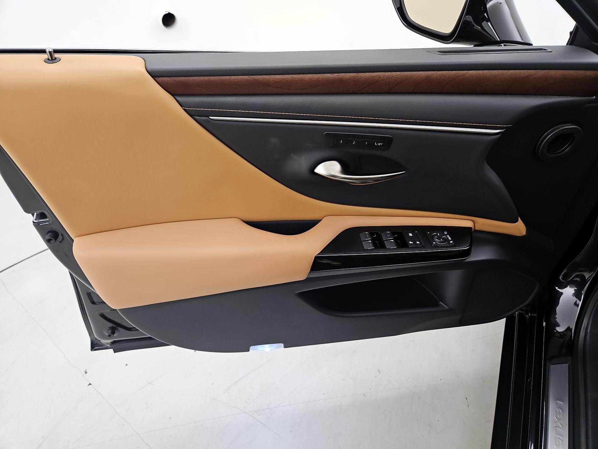 Thumbnail: 2025 Lexus ES - 12