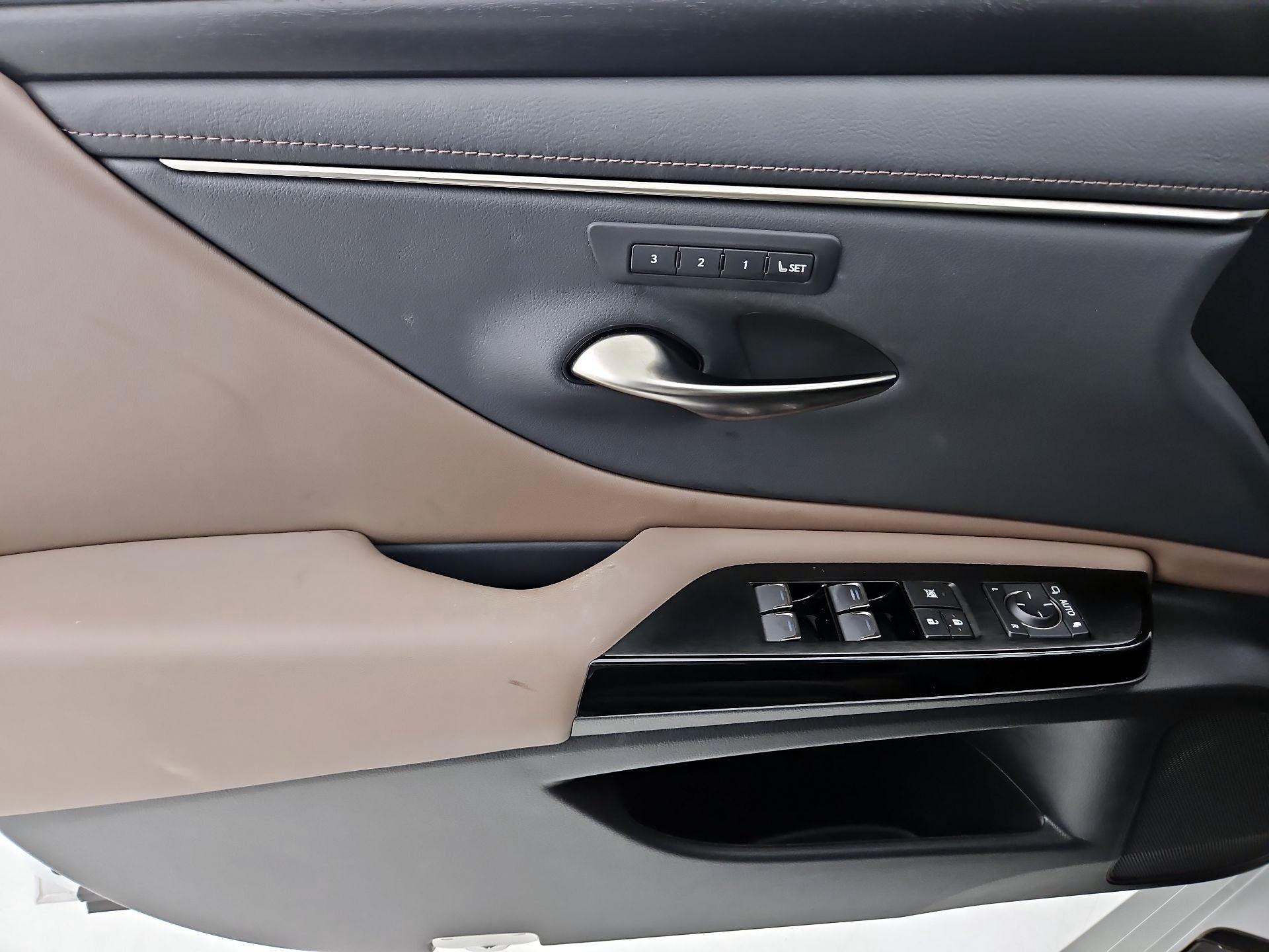 Thumbnail: 2022 Lexus ES - 12