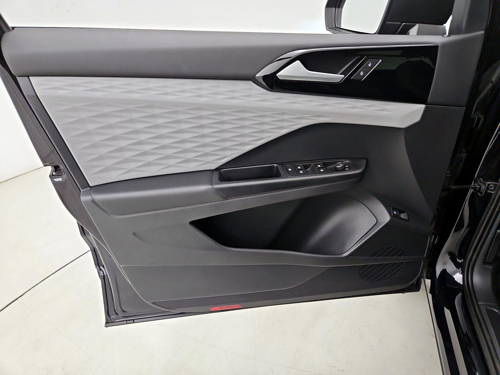 Thumbnail: 2022 Volkswagen Taos - 12