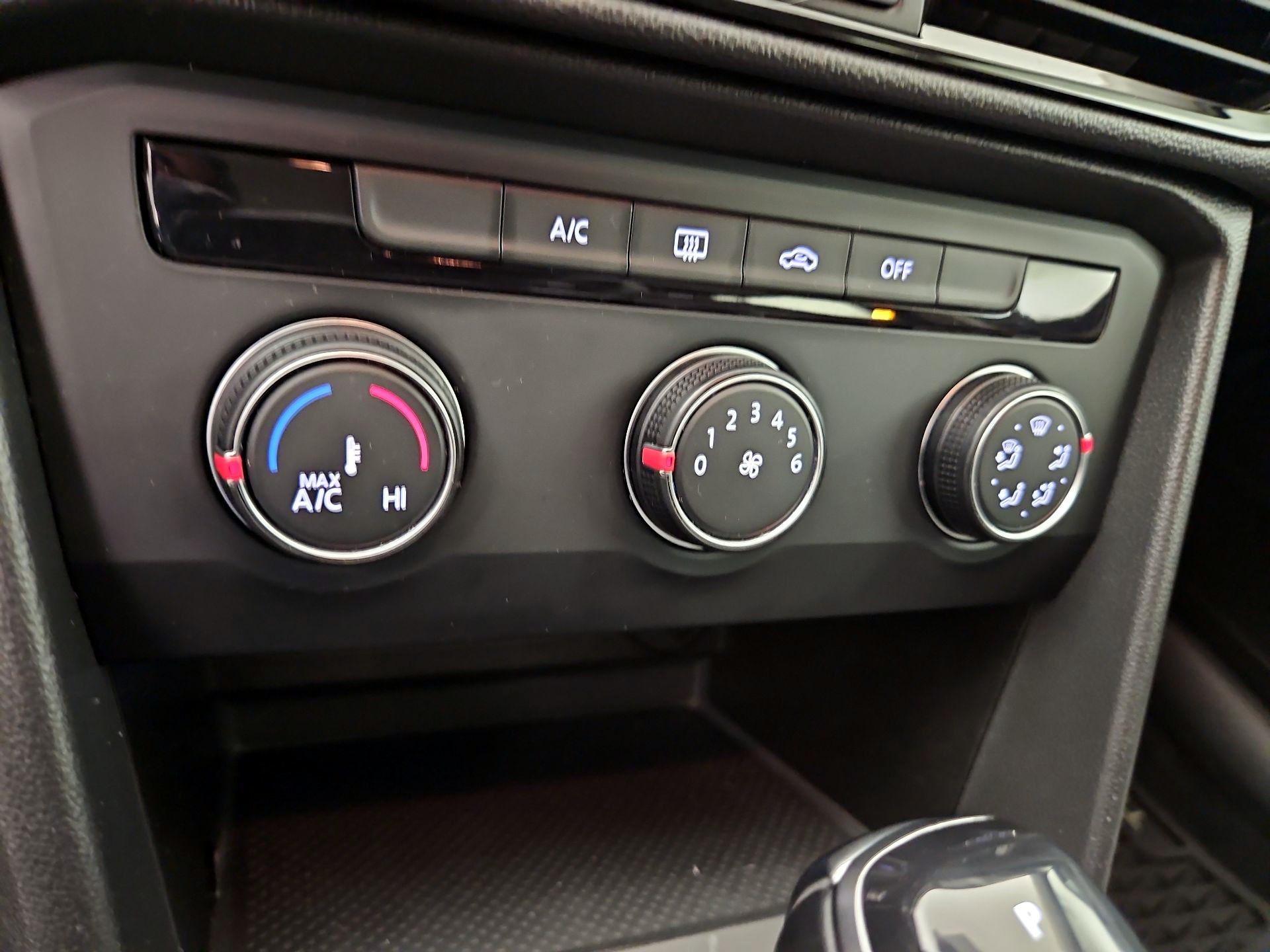 Thumbnail: 2022 Volkswagen Taos - 16